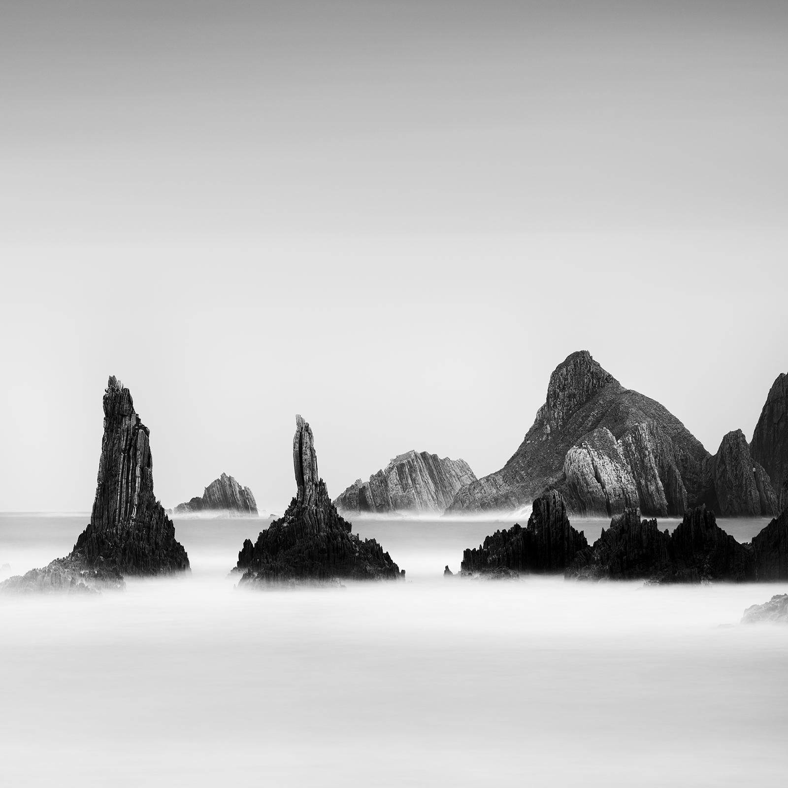 Panorama mit Felsenspitzen, lange Belichtung, bildende Kunst, Spanien, Landschaft, Schwarz-Weiß im Angebot 5