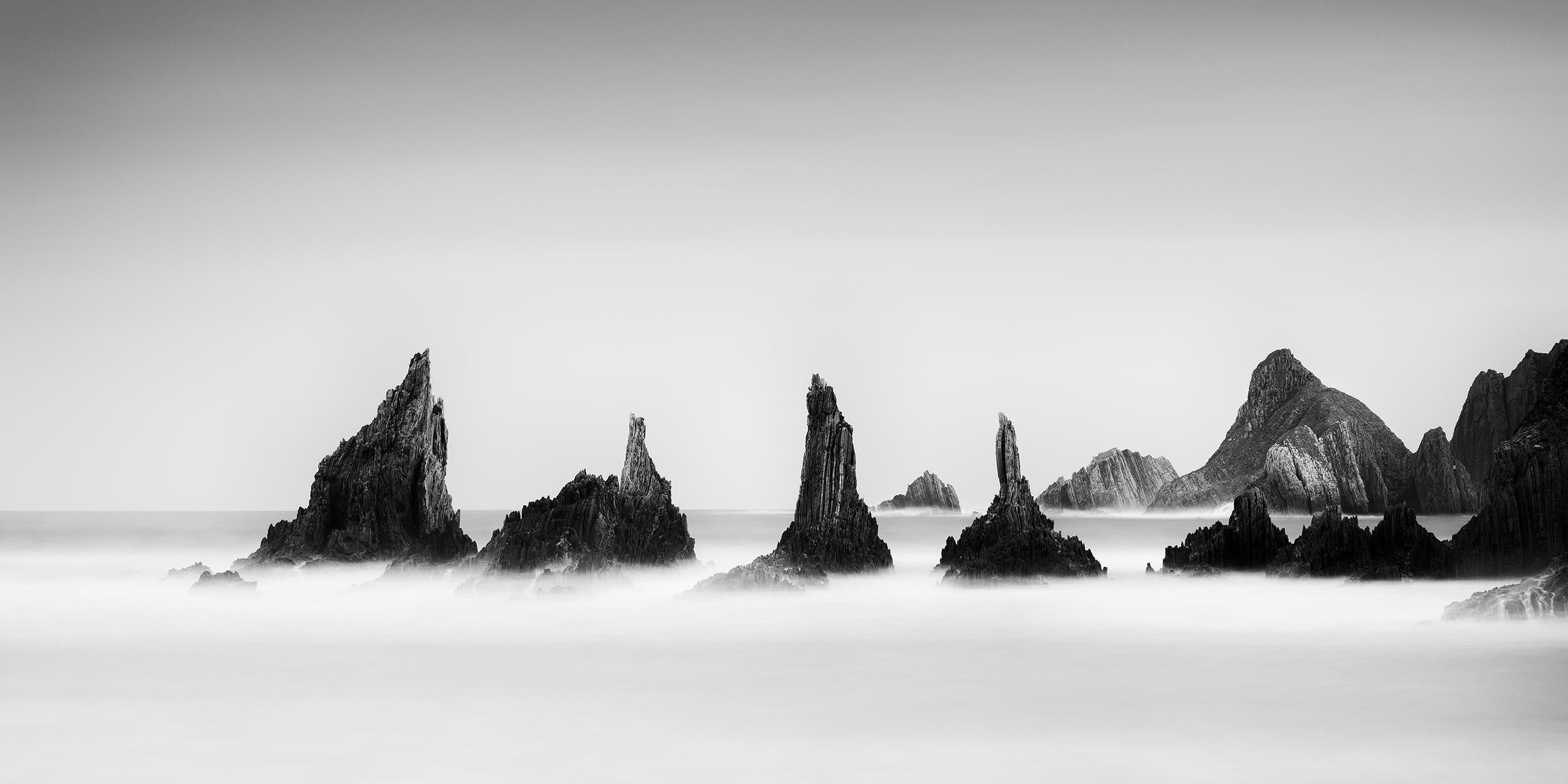 Gerald Berghammer Black and White Photograph – Panorama mit Felsenspitzen, lange Belichtung, bildende Kunst, Spanien, Landschaft, Schwarz-Weiß