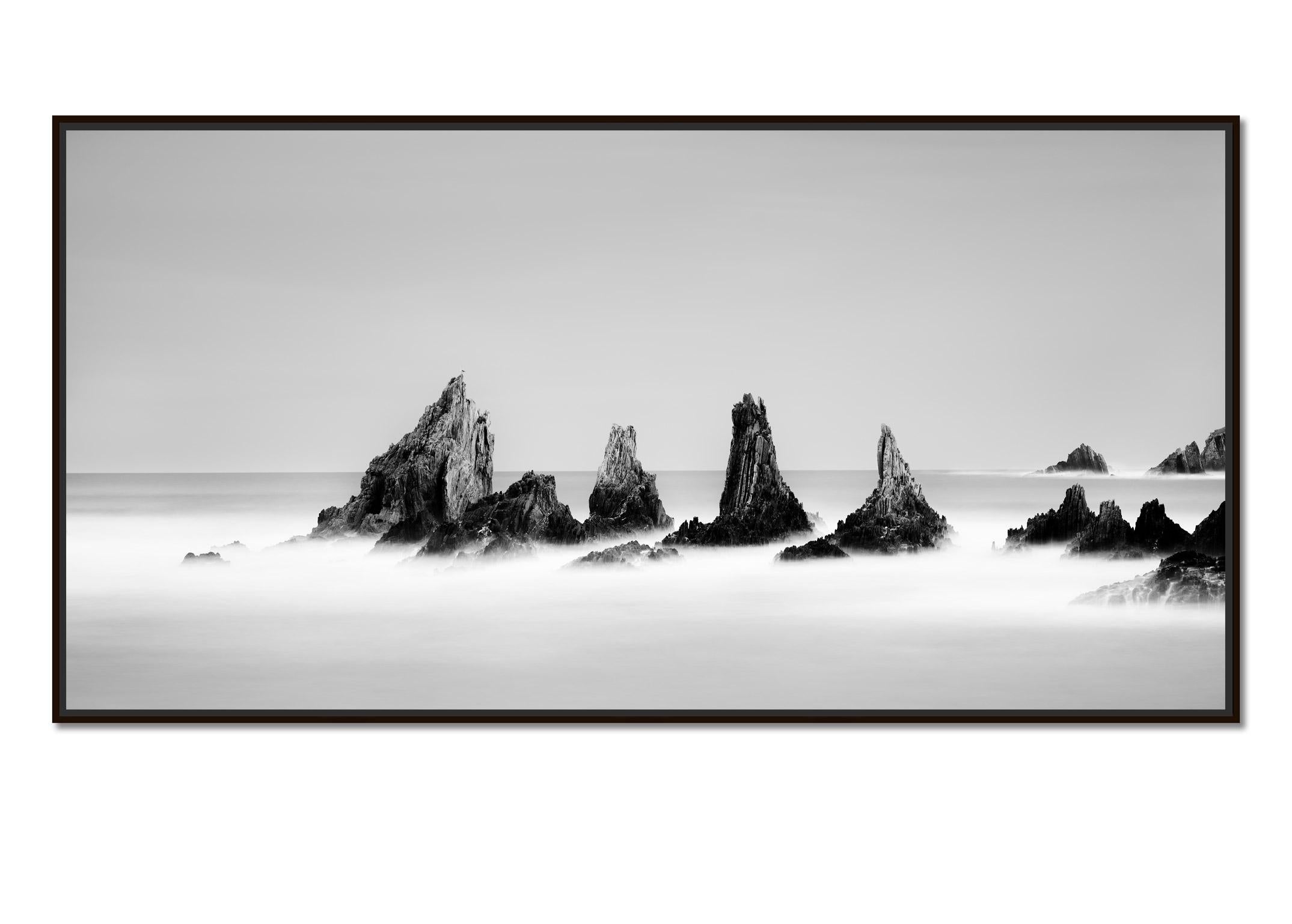 Rocky Peaks, Küste, Atlantik, schwarz-weiß Landschaftsfotografie – Photograph von Gerald Berghammer