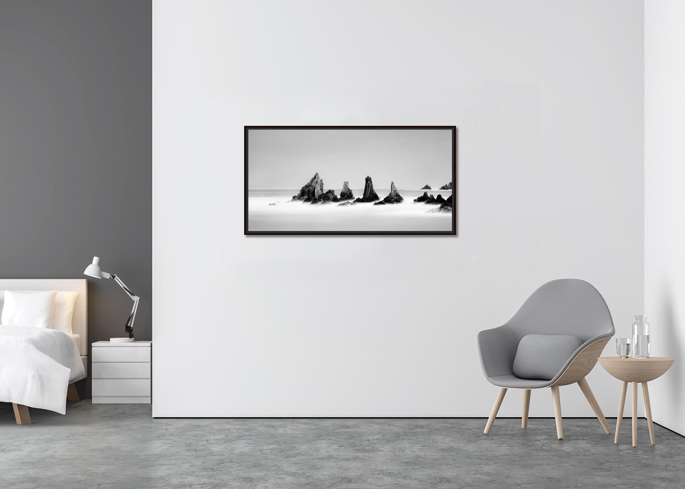 Rocky Peaks, Küste, Atlantik, schwarz-weiß Landschaftsfotografie (Abstrakt), Photograph, von Gerald Berghammer
