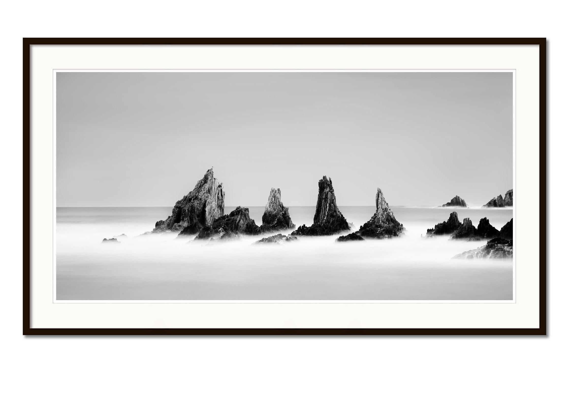 Rocky Peaks, Küste, Atlantik, schwarz-weiß Landschaftsfotografie (Grau), Landscape Photograph, von Gerald Berghammer