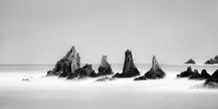 Picos rocosos, costa, Océano Atlántico, fotografía de paisaje en blanco y negro