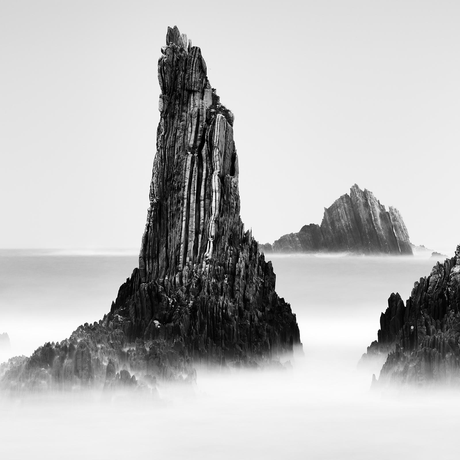 Pics rocheux, rivage, côte espagnole, Espagne, photo de paysage en noir et blanc en vente 6