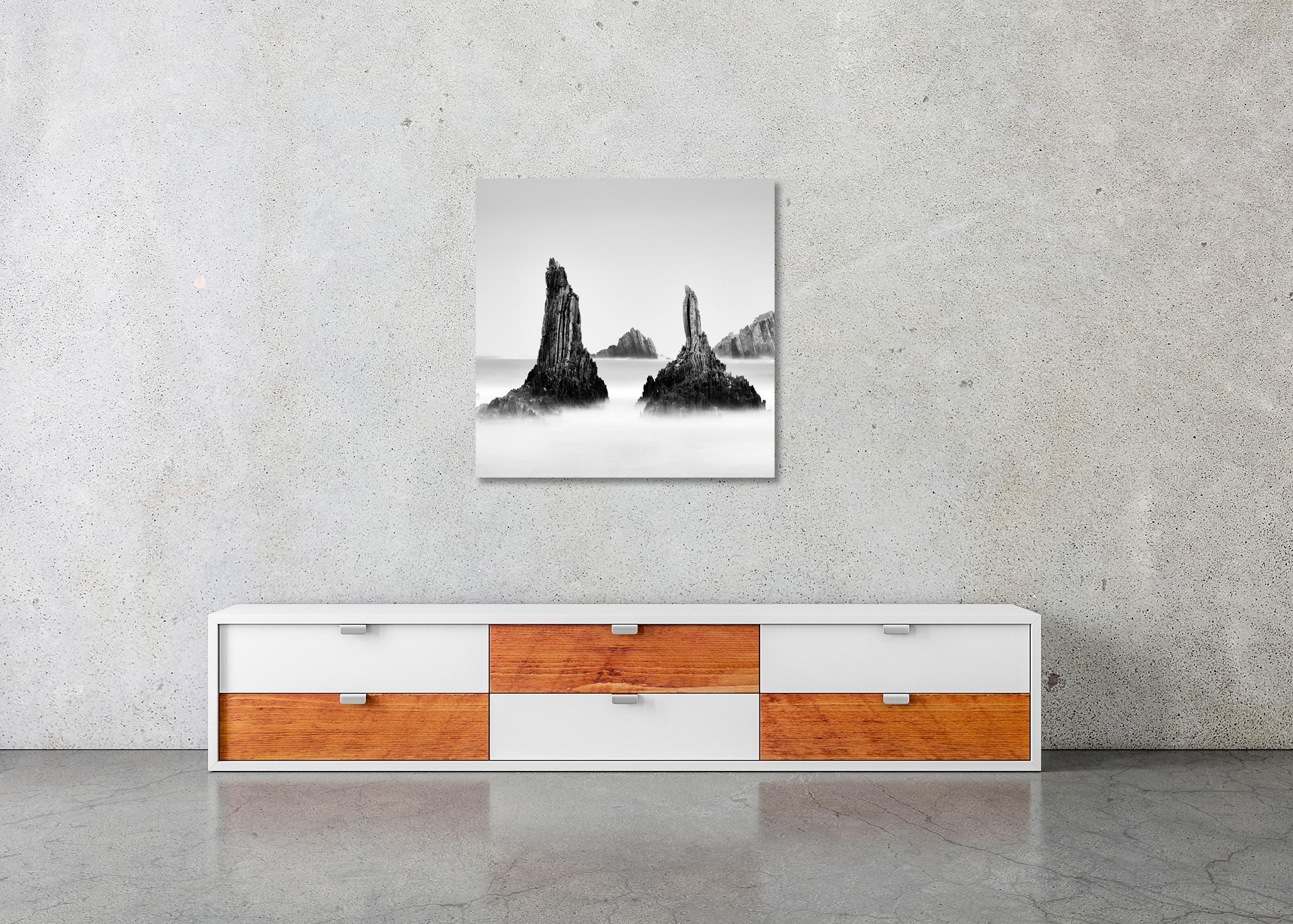 Pics rocheux, rivage, côte espagnole, Espagne, photo de paysage en noir et blanc en vente 3