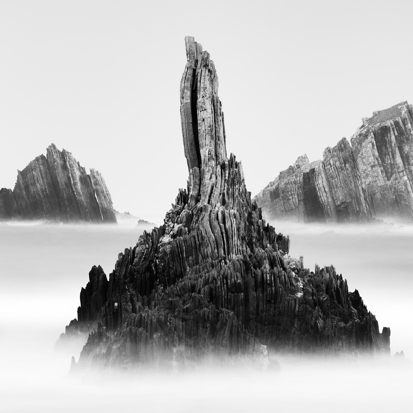 Pics rocheux, rivage, côte espagnole, Espagne, photo de paysage en noir et blanc en vente 4