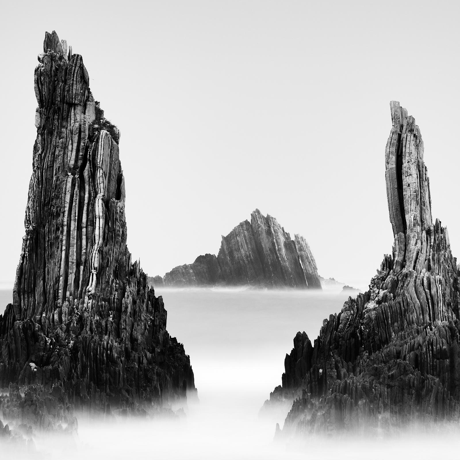 Pics rocheux, rivage, côte espagnole, Espagne, photo de paysage en noir et blanc en vente 5