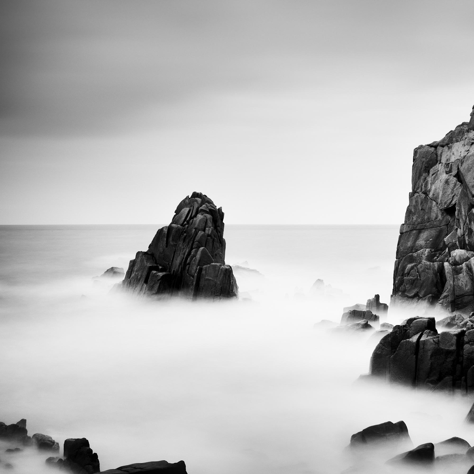 Rocky Stone Coast, lunga esposizione, fotografia in bianco e nero, paesaggio, arte in vendita 5