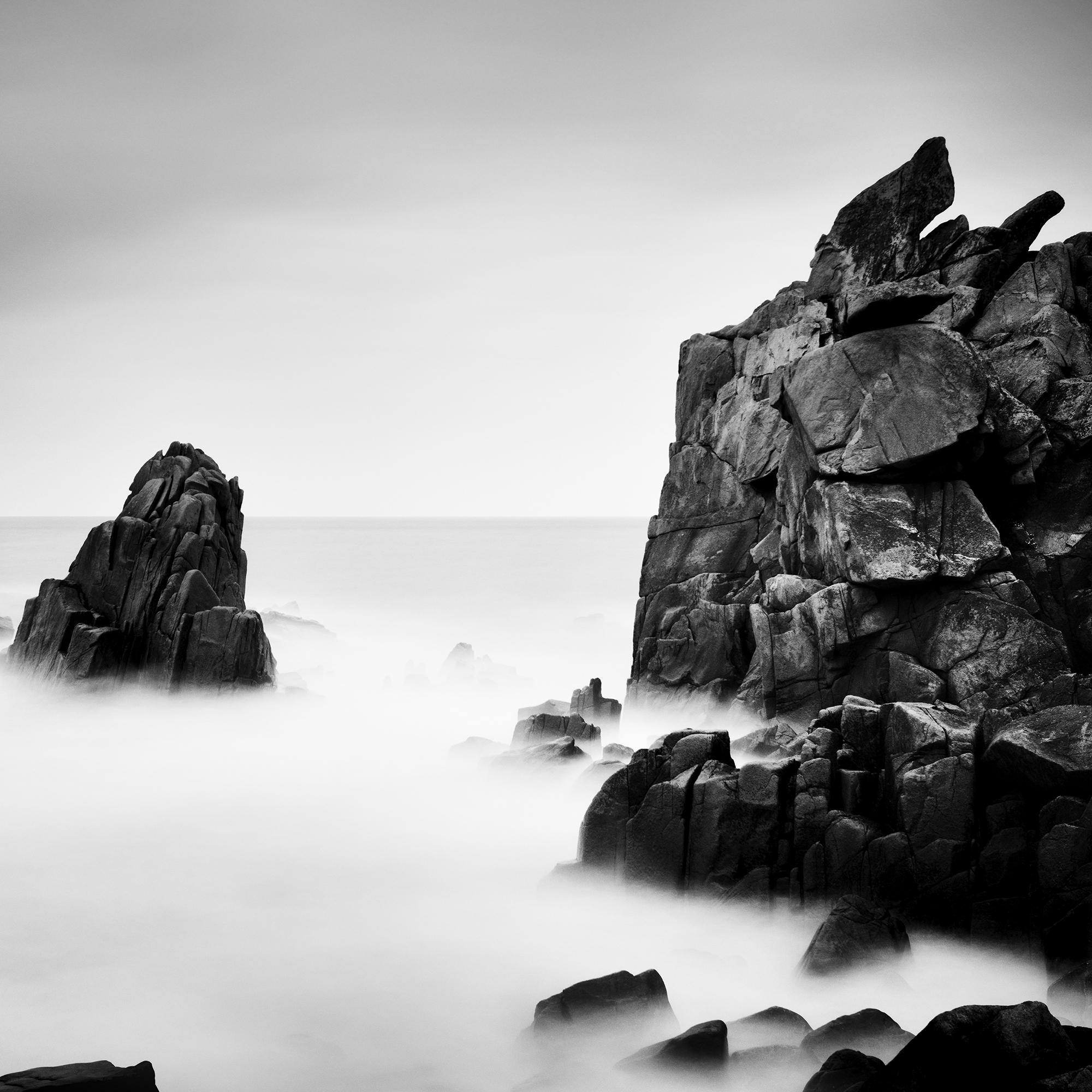 Rocky Stone Coast, lunga esposizione, fotografia in bianco e nero, paesaggio, arte in vendita 6