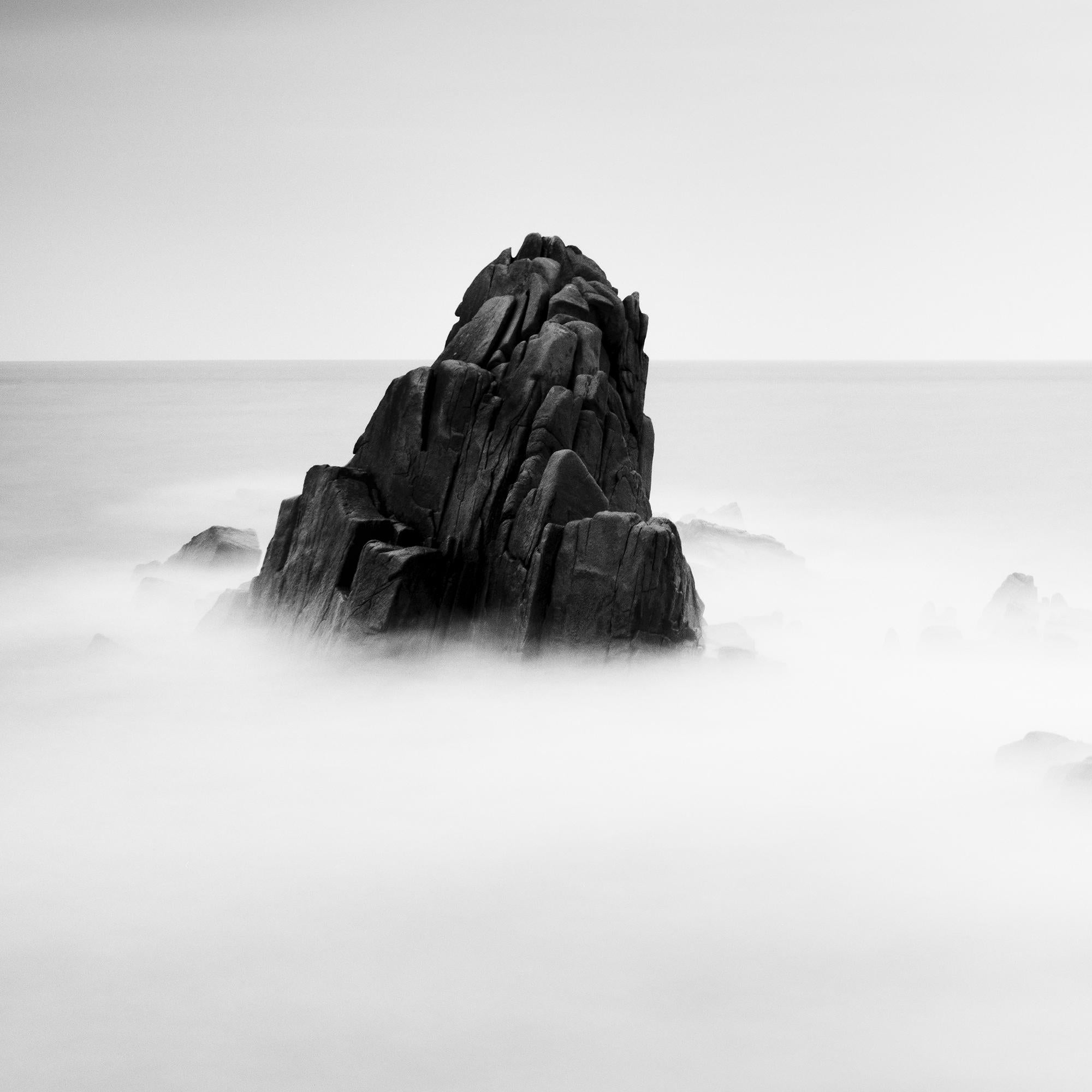 Rocky Stone Coast, lunga esposizione, fotografia in bianco e nero, paesaggio, arte in vendita 7