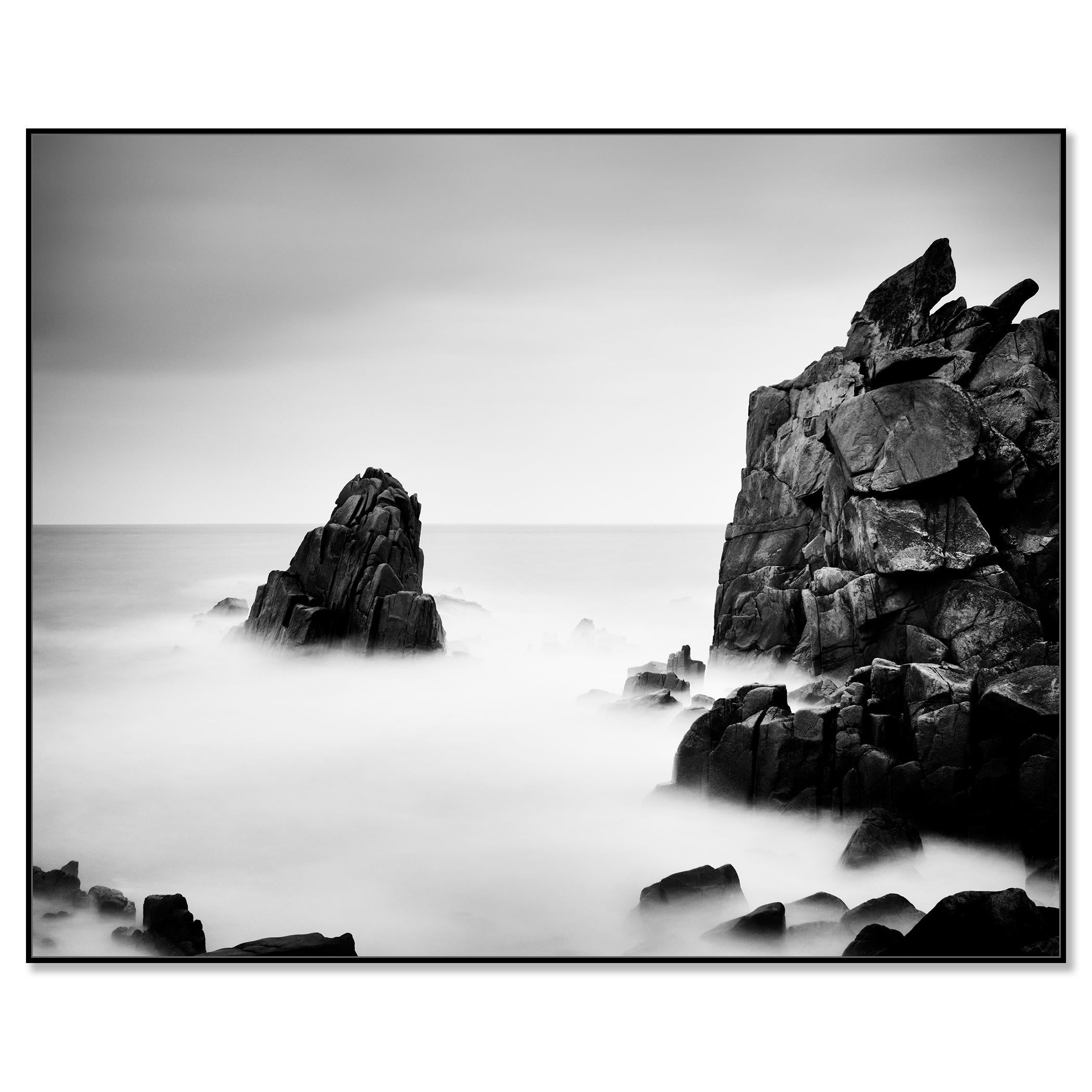Rocky Stone Coast, lunga esposizione, fotografia in bianco e nero, paesaggio, arte - Photograph di Gerald Berghammer
