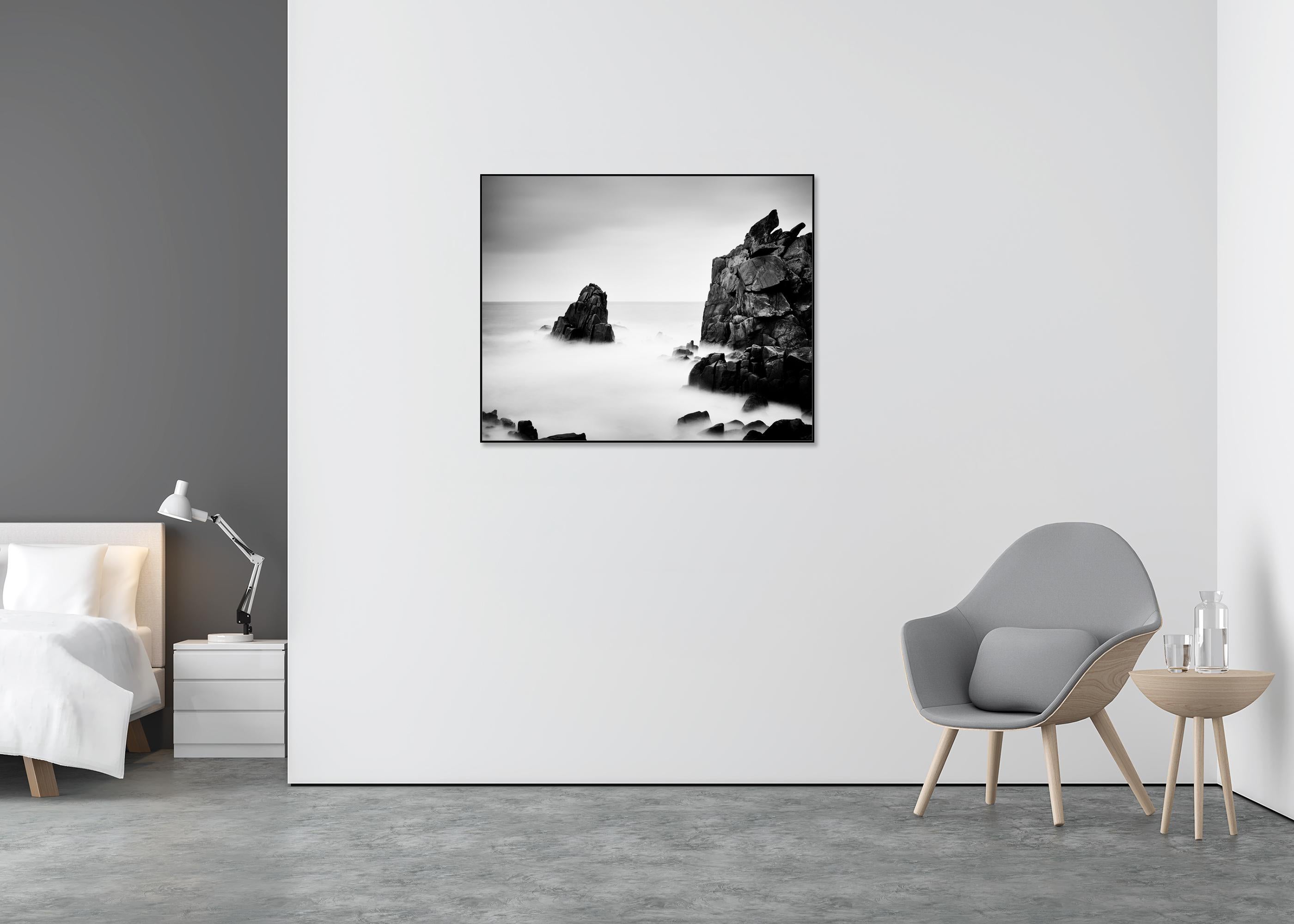 Rocky Stone Coast, lunga esposizione, fotografia in bianco e nero, paesaggio, arte - Landscape Photograph Grigio di Gerald Berghammer