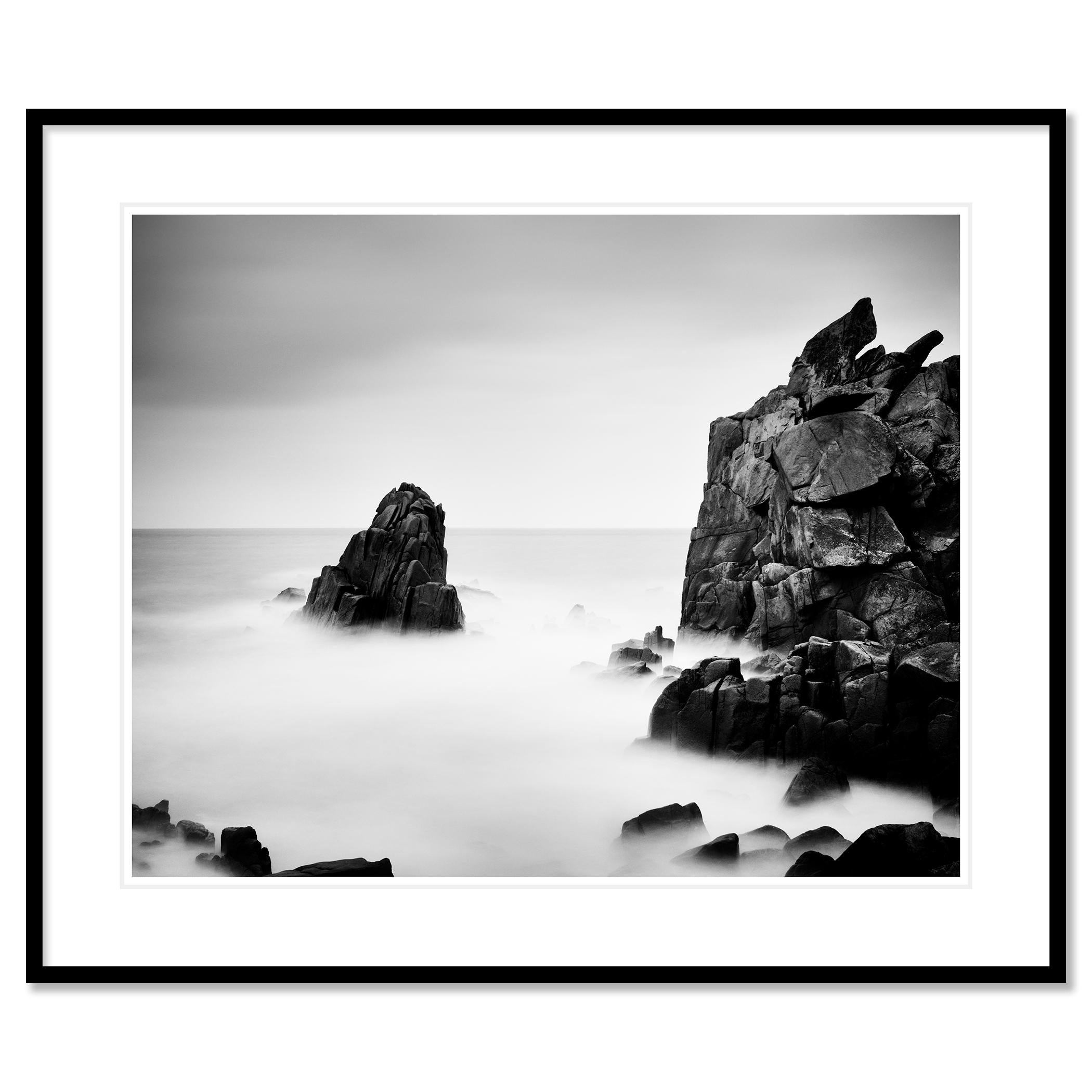 Fotografia in bianco e nero di paesaggi marini a lunga esposizione. Costa atlantica rocciosa e tempestosa della Francia. Stampa a inchiostro pigmentato d'archivio, edizione di 7 esemplari. Firmato, intitolato, datato e numerato dall'artista.