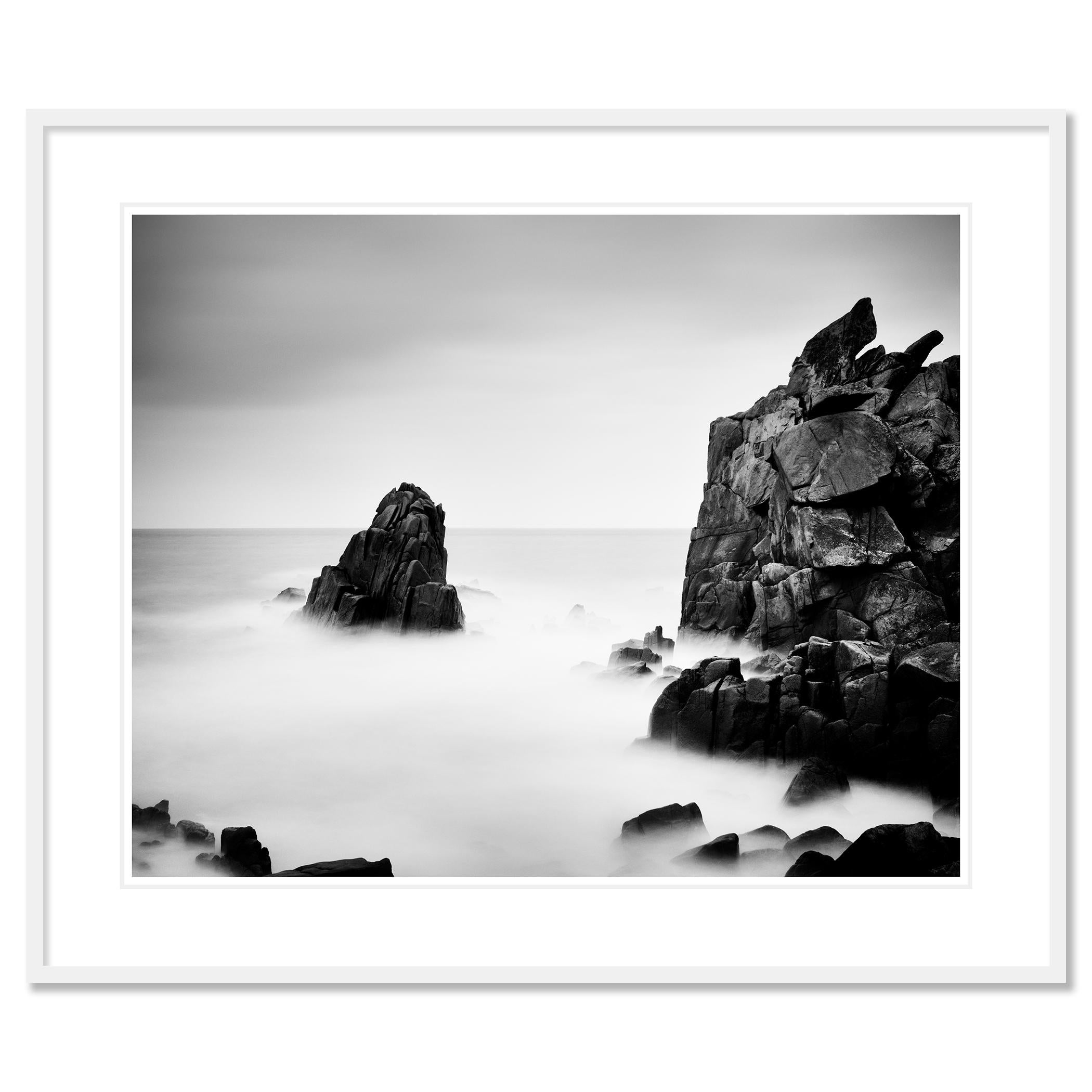 Rocky Stone Coast, lunga esposizione, fotografia in bianco e nero, paesaggio, arte in vendita 1