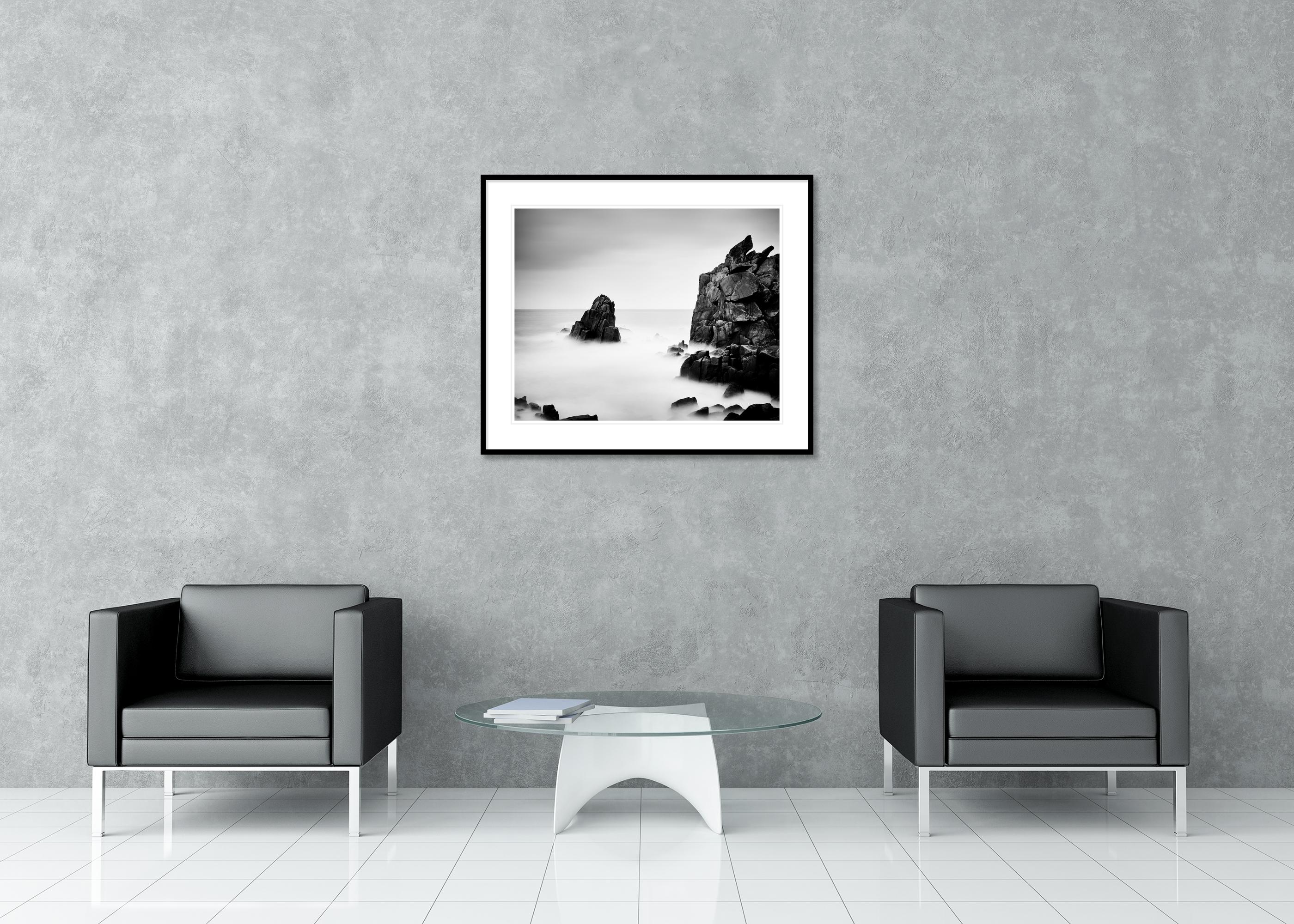 Rocky Stone Coast, lunga esposizione, fotografia in bianco e nero, paesaggio, arte in vendita 2