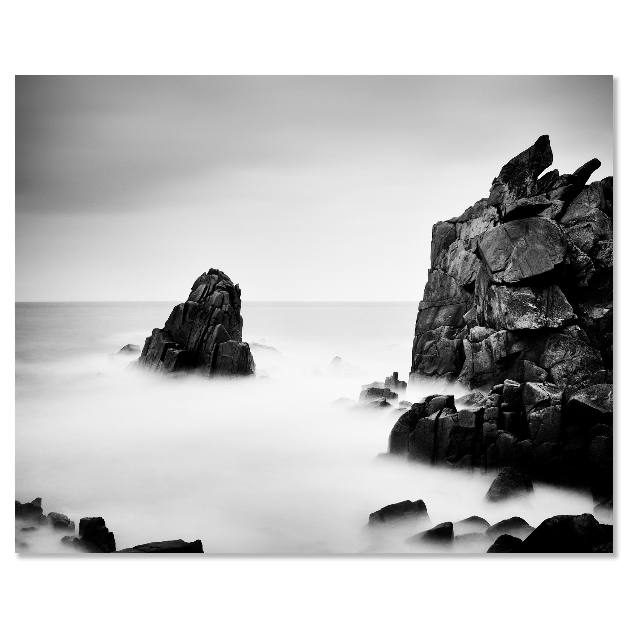 Rocky Stone Coast, lunga esposizione, fotografia in bianco e nero, paesaggio, arte in vendita 3