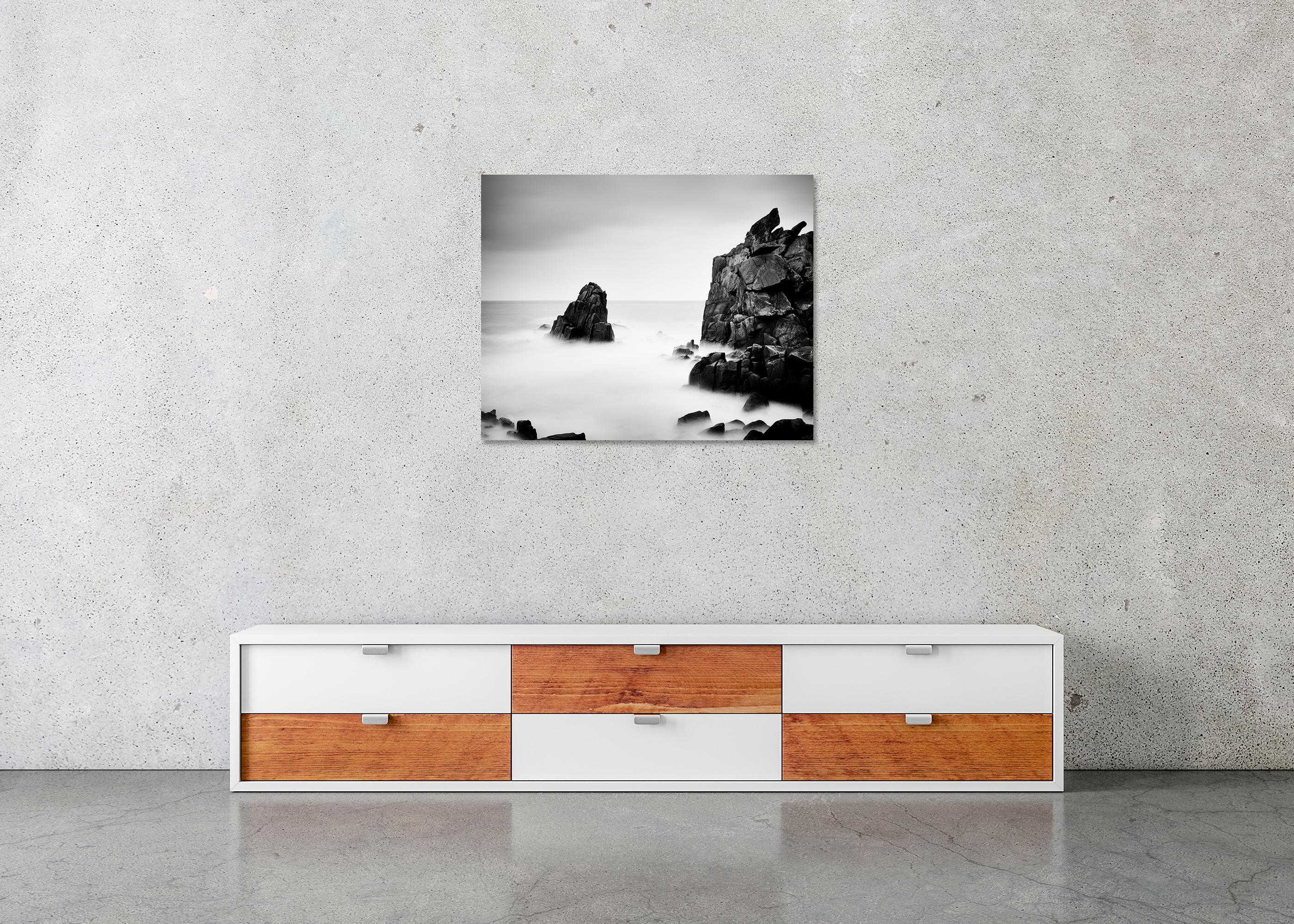 Rocky Stone Coast, lunga esposizione, fotografia in bianco e nero, paesaggio, arte in vendita 4