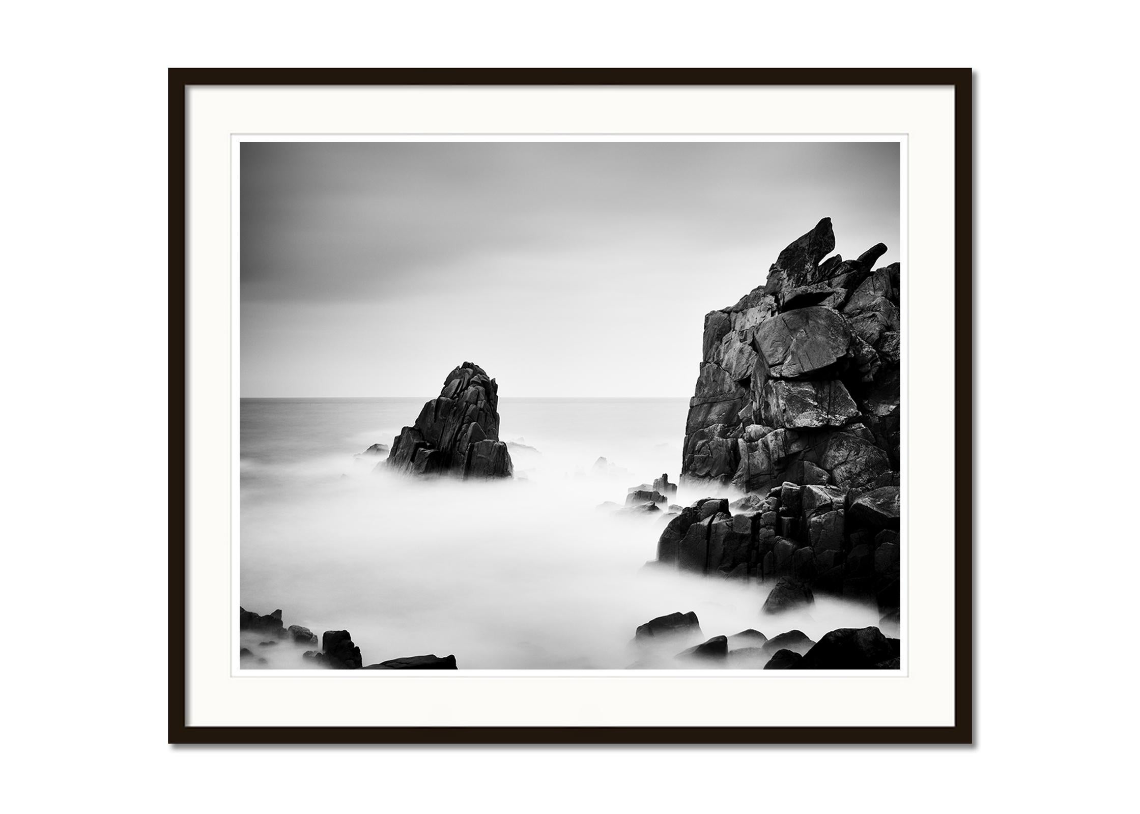 Rocky Stone Coast, Küste, Schwarz-Weiß, Wasserlandschaftskunst, Fotodruck (Grau), Black and White Photograph, von Gerald Berghammer