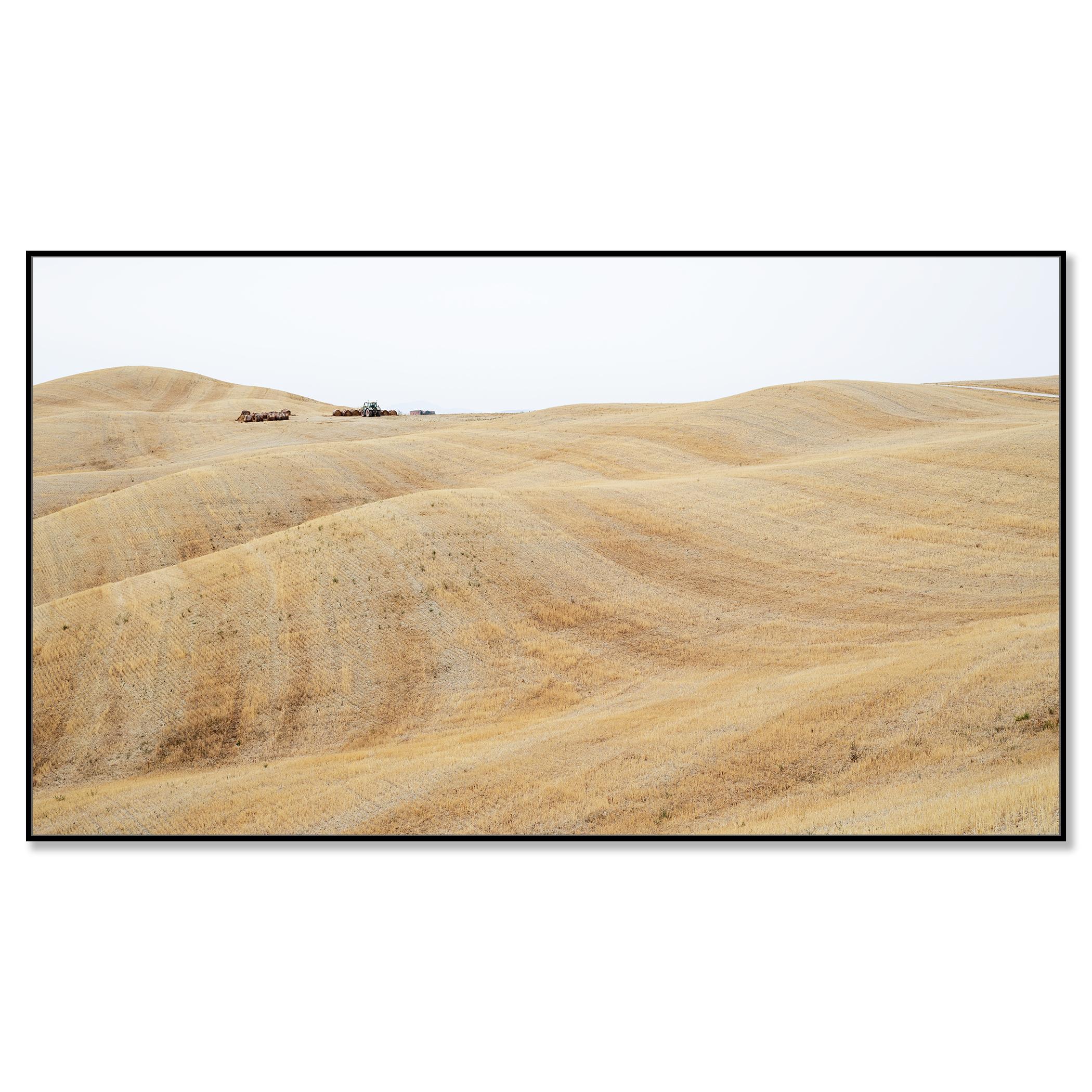 Rolling Hills, moisson d'automne, toscane, grande photographie en couleur, édition limitée - Contemporain Photograph par Gerald Berghammer