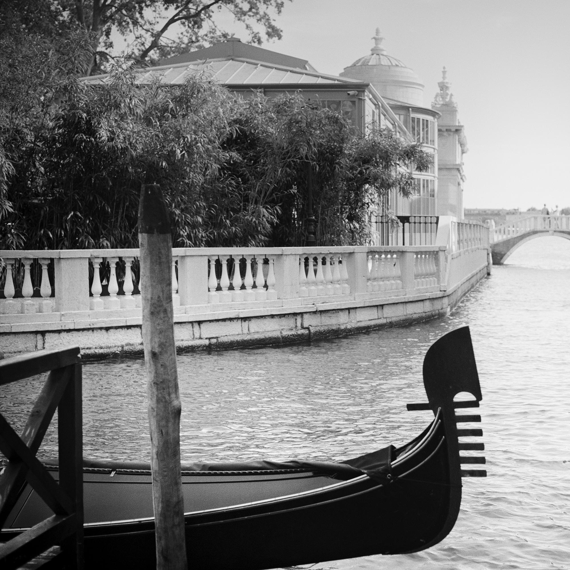 Romance en Venecia, Gondoliere, monocromo, fotografía de paisaje, edición limitada en venta 5