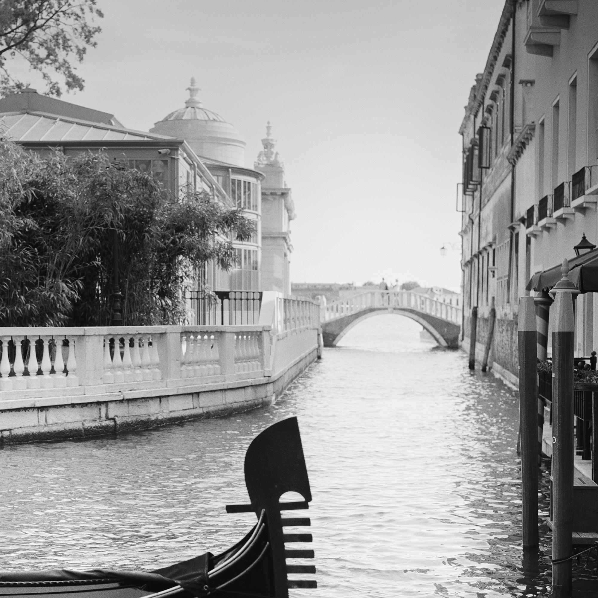 Romance en Venecia, Gondoliere, monocromo, fotografía de paisaje, edición limitada en venta 6