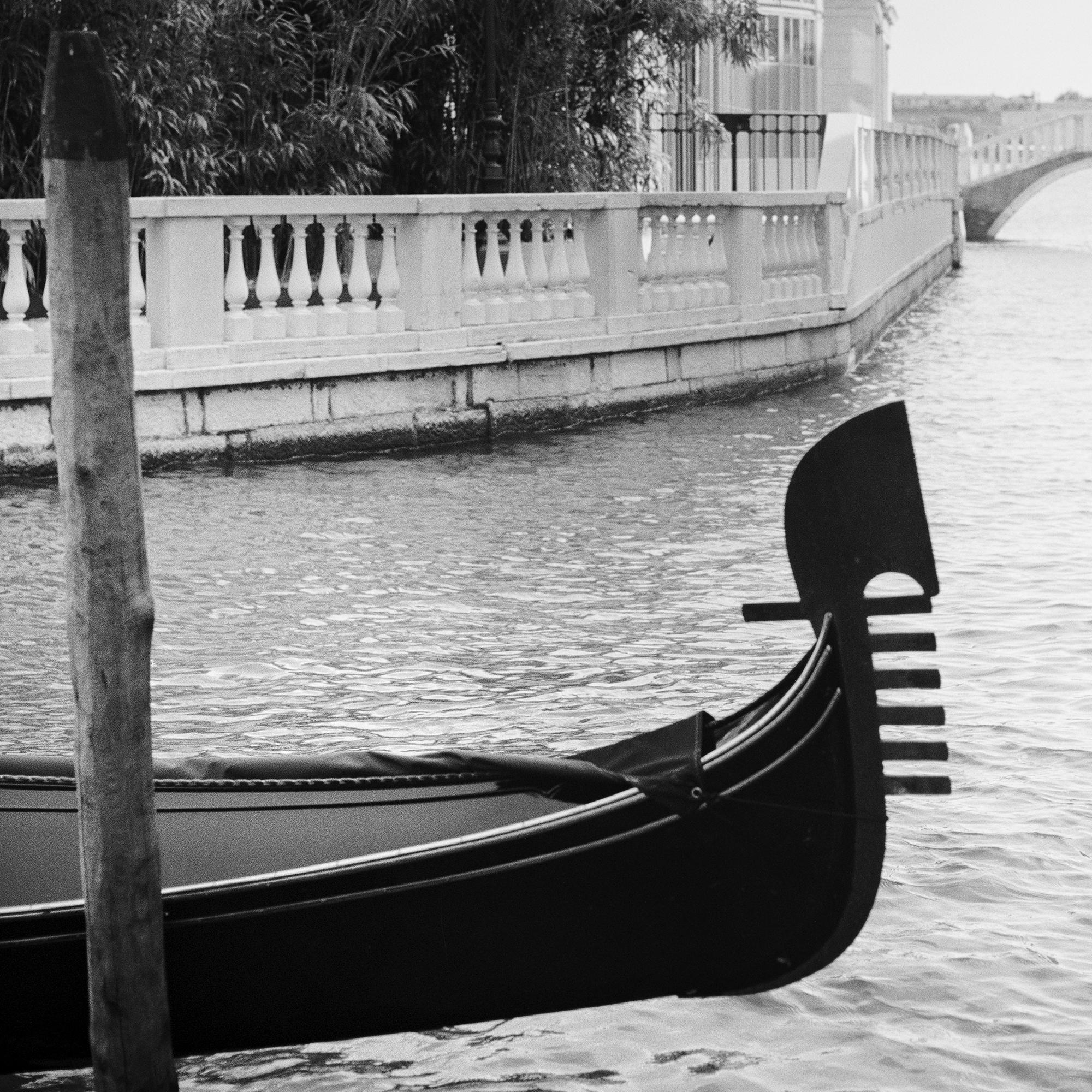 Romance en Venecia, Gondoliere, monocromo, fotografía de paisaje, edición limitada en venta 7