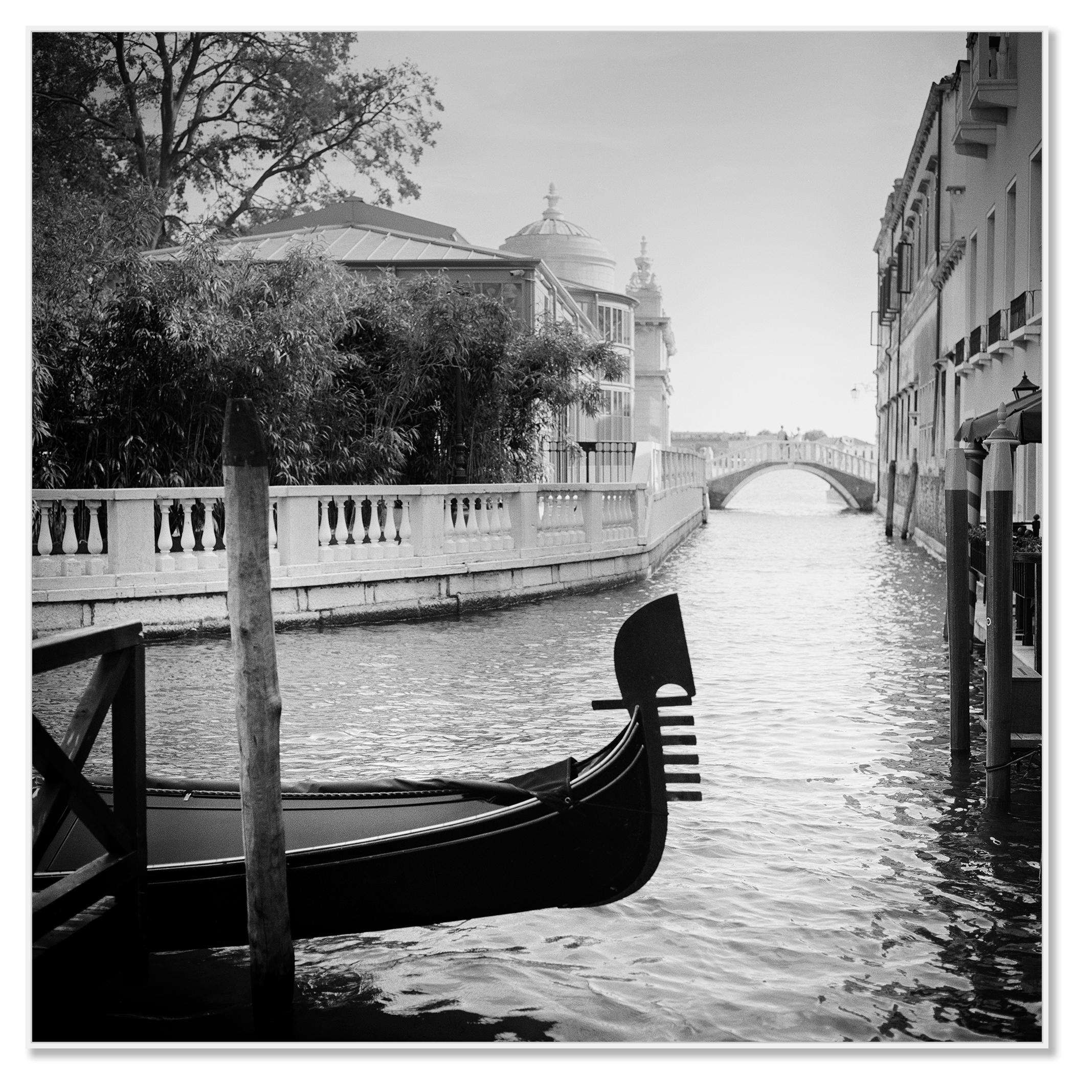 Romance en Venecia, Gondoliere, monocromo, fotografía de paisaje, edición limitada - Photograph de Gerald Berghammer