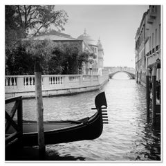 Romantik in Venedig, Gondoliere, monochrome Landschaftsfotografie, limitierte Auflage