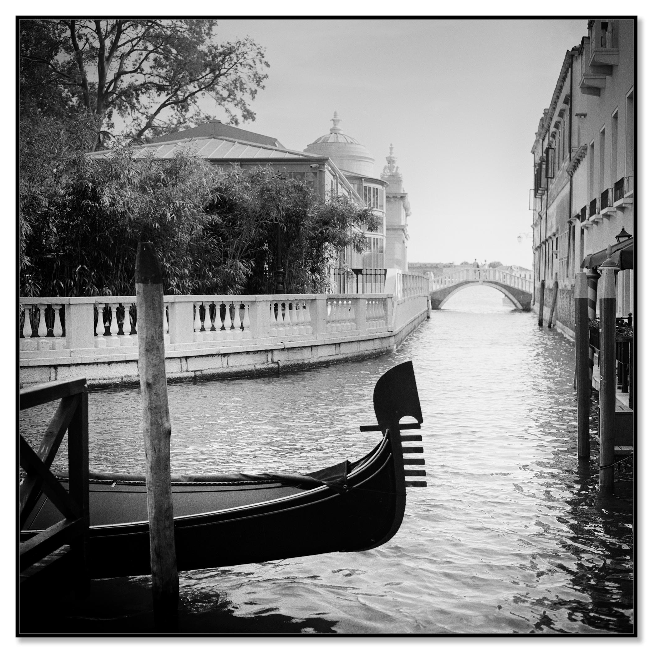 Romance en Venecia, Gondoliere, monocromo, fotografía de paisaje, edición limitada - Photograph Contemporáneo de Gerald Berghammer