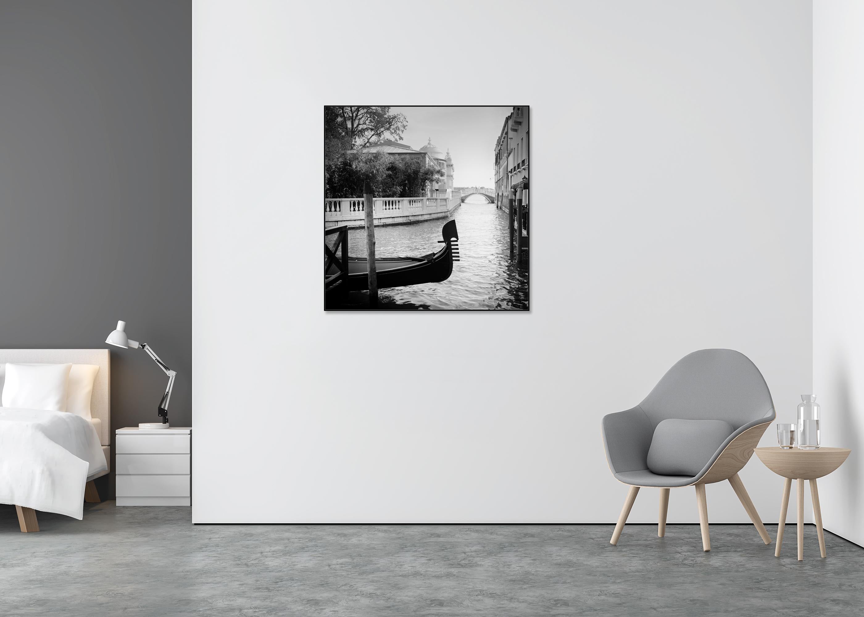 Romance en Venecia, Gondoliere, monocromo, fotografía de paisaje, edición limitada - Landscape Photograph Gris de Gerald Berghammer
