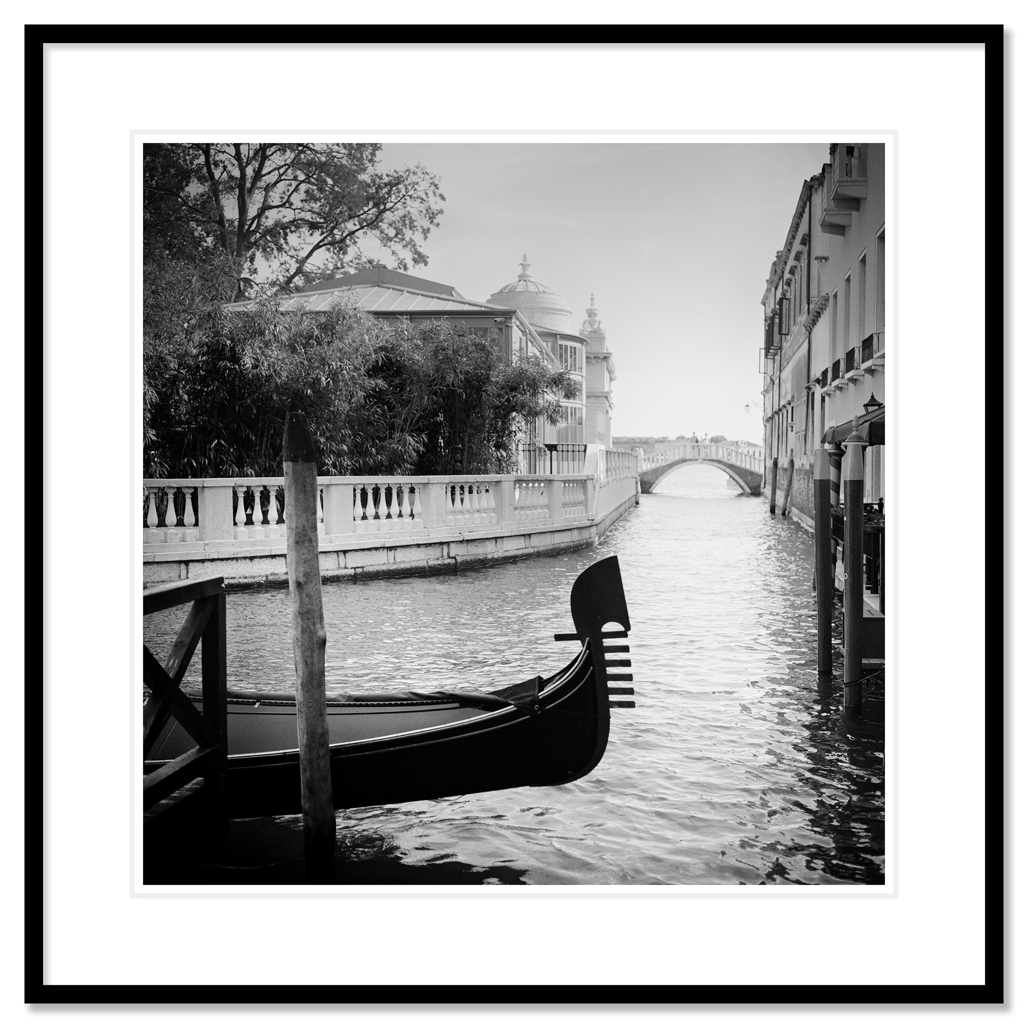 Romance en Venecia, Gondoliere, monocromo, fotografía de paisaje, edición limitada en venta 1