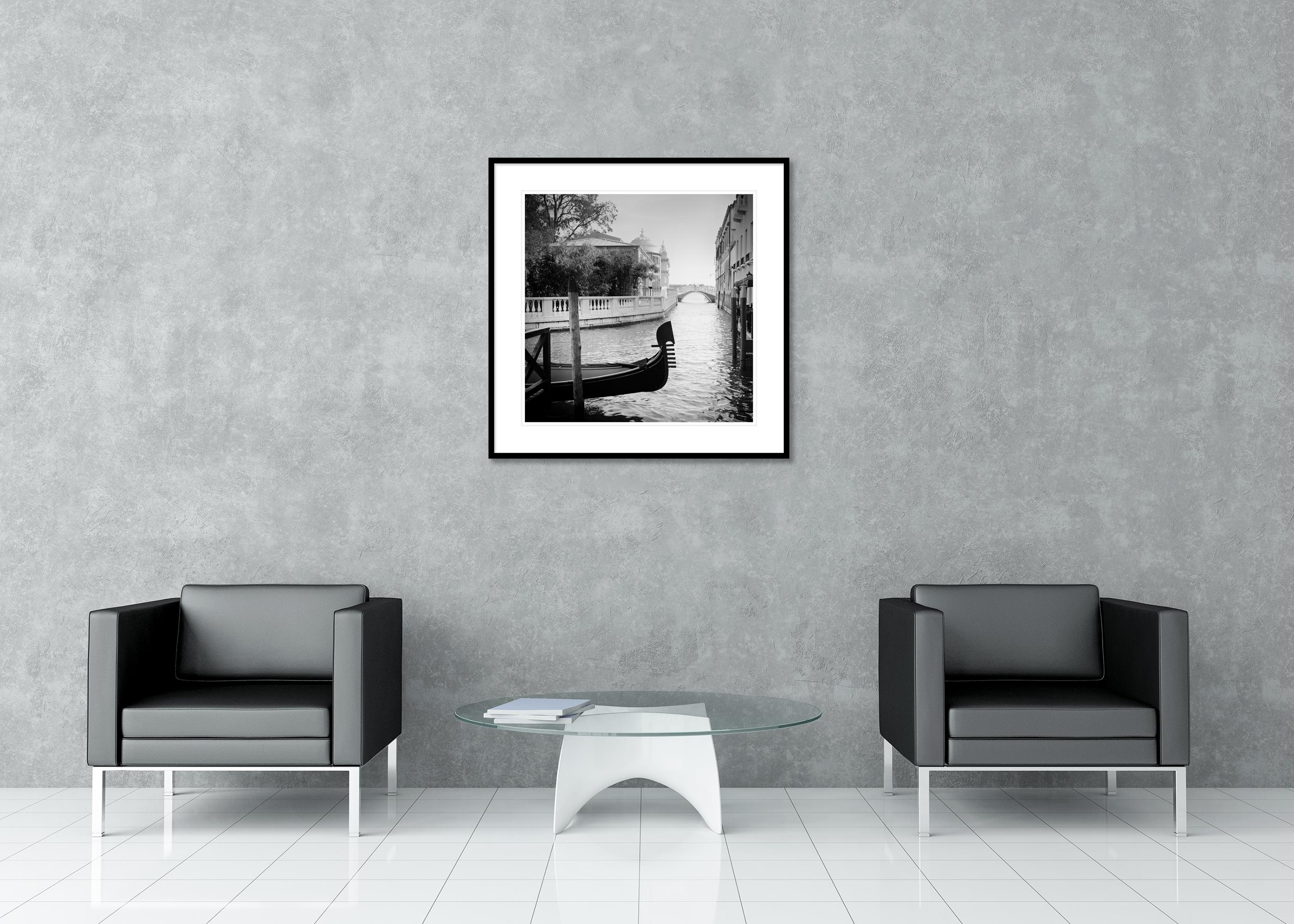 Romance en Venecia, Gondoliere, monocromo, fotografía de paisaje, edición limitada en venta 2