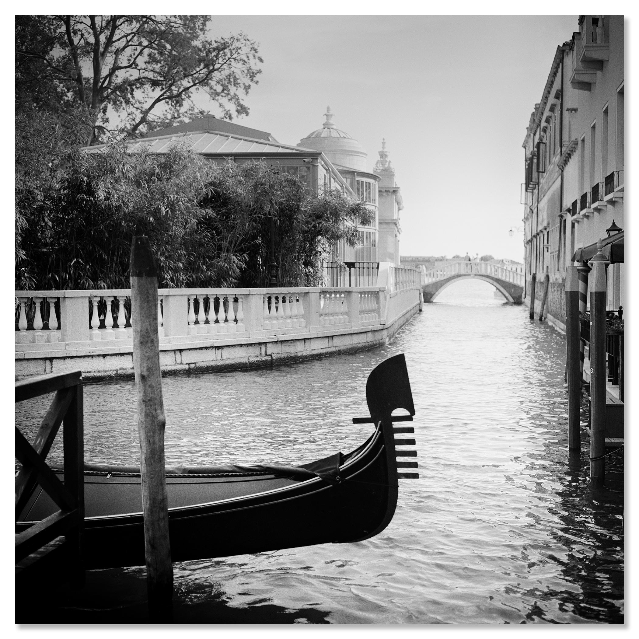 Romance en Venecia, Gondoliere, monocromo, fotografía de paisaje, edición limitada en venta 3
