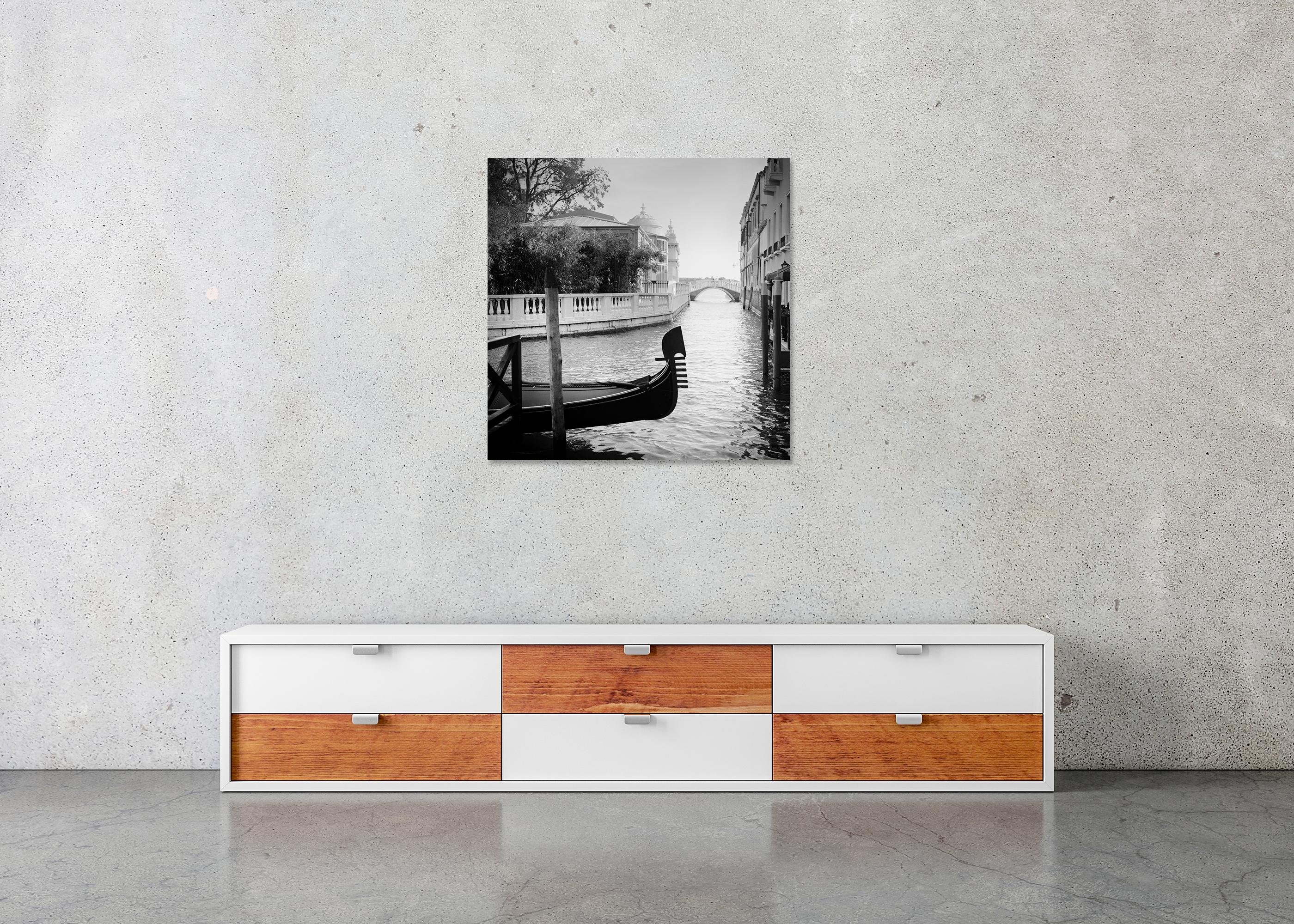 Romance en Venecia, Gondoliere, monocromo, fotografía de paisaje, edición limitada en venta 4