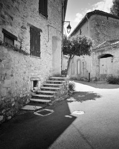 Casa romántica de piedra en Provenza, Francia, fotografía en blanco y negro, paisaje