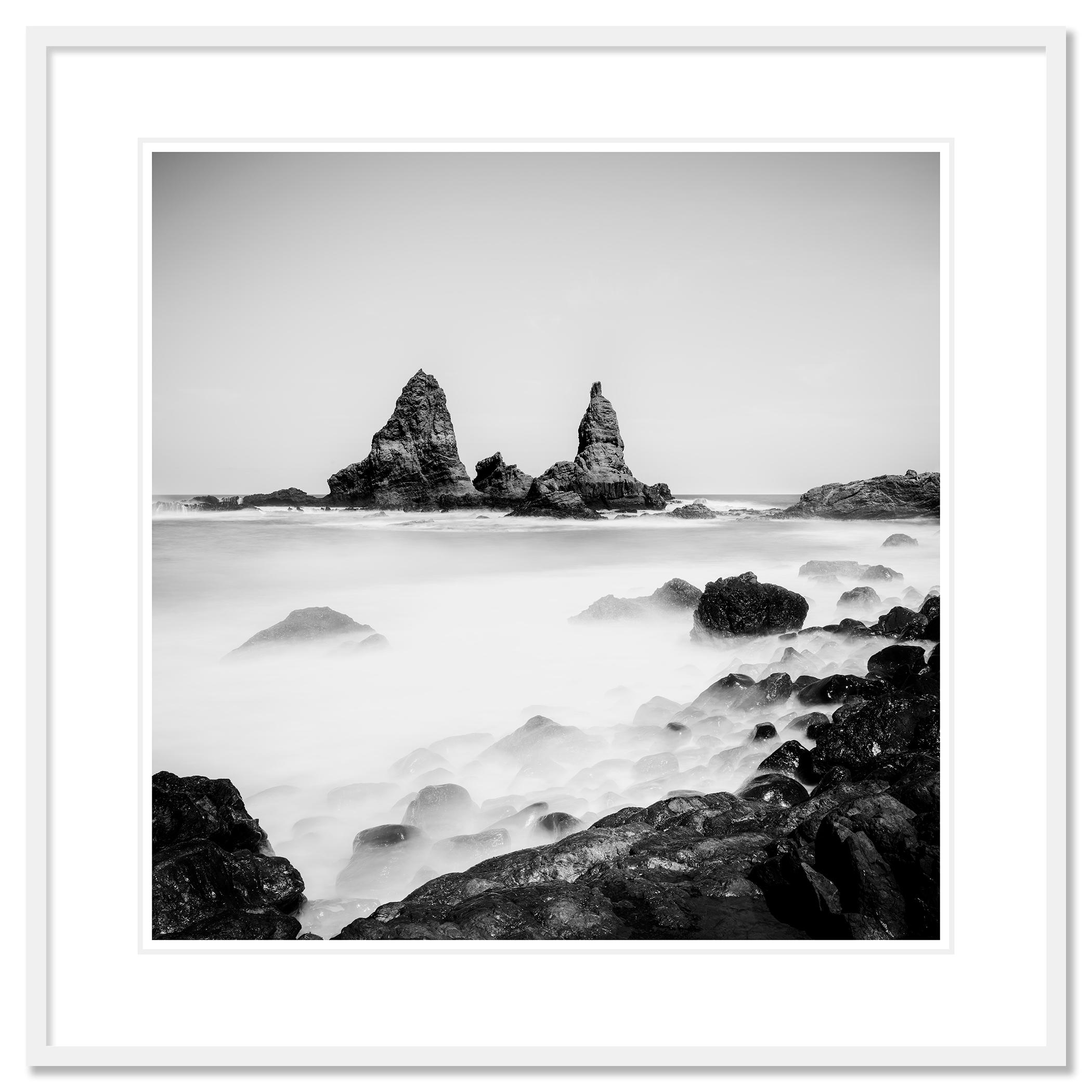 Roques de Arguamul Fels, Spanien, Schwarz-Weiß, Langzeitbelichtungs-Landschaftsfoto – Photograph von Gerald Berghammer