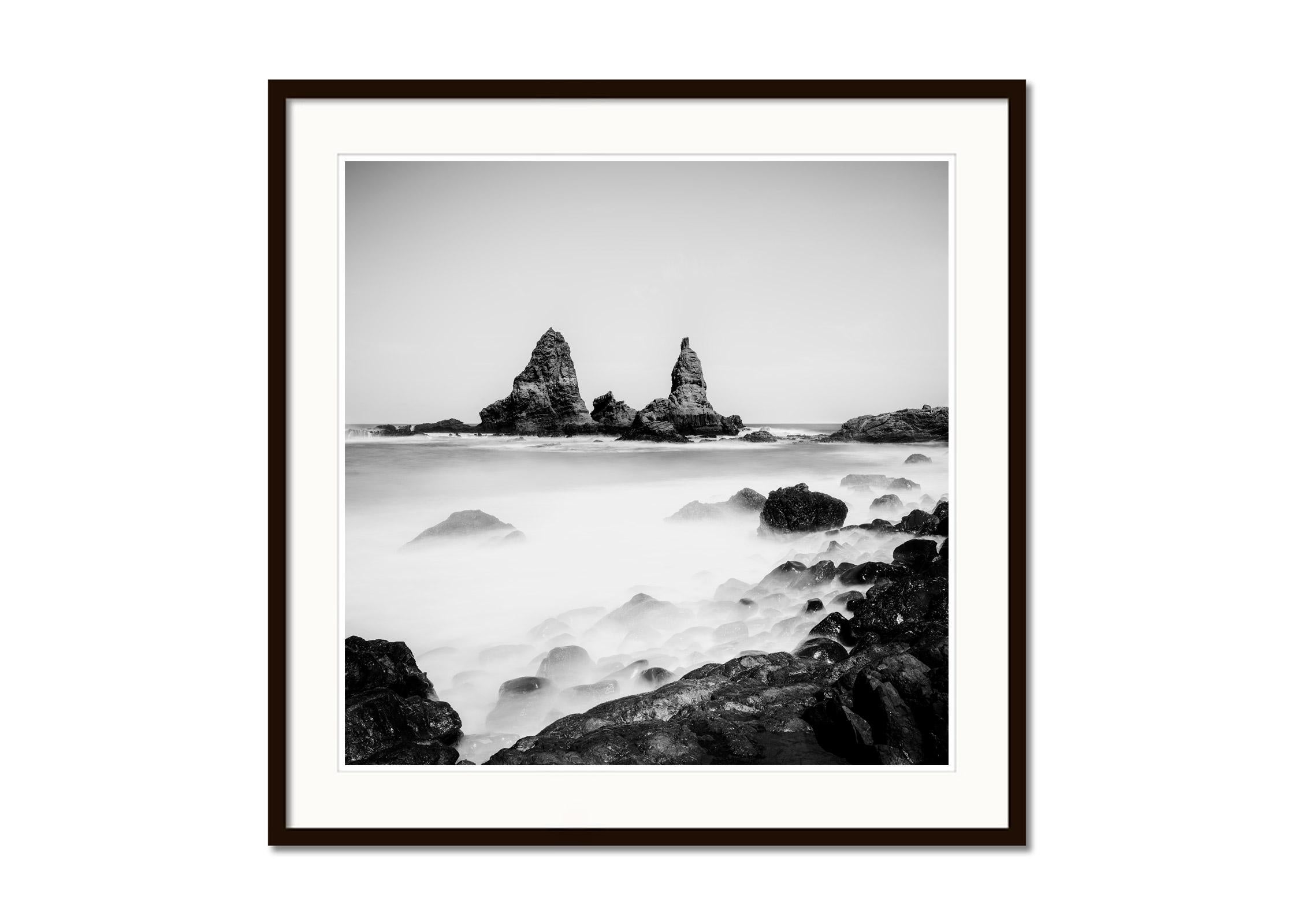 Rocas de Roques de Arguamul, España, blanco y negro, foto de paisaje de larga exposición - Landscape Photograph Gris de Gerald Berghammer