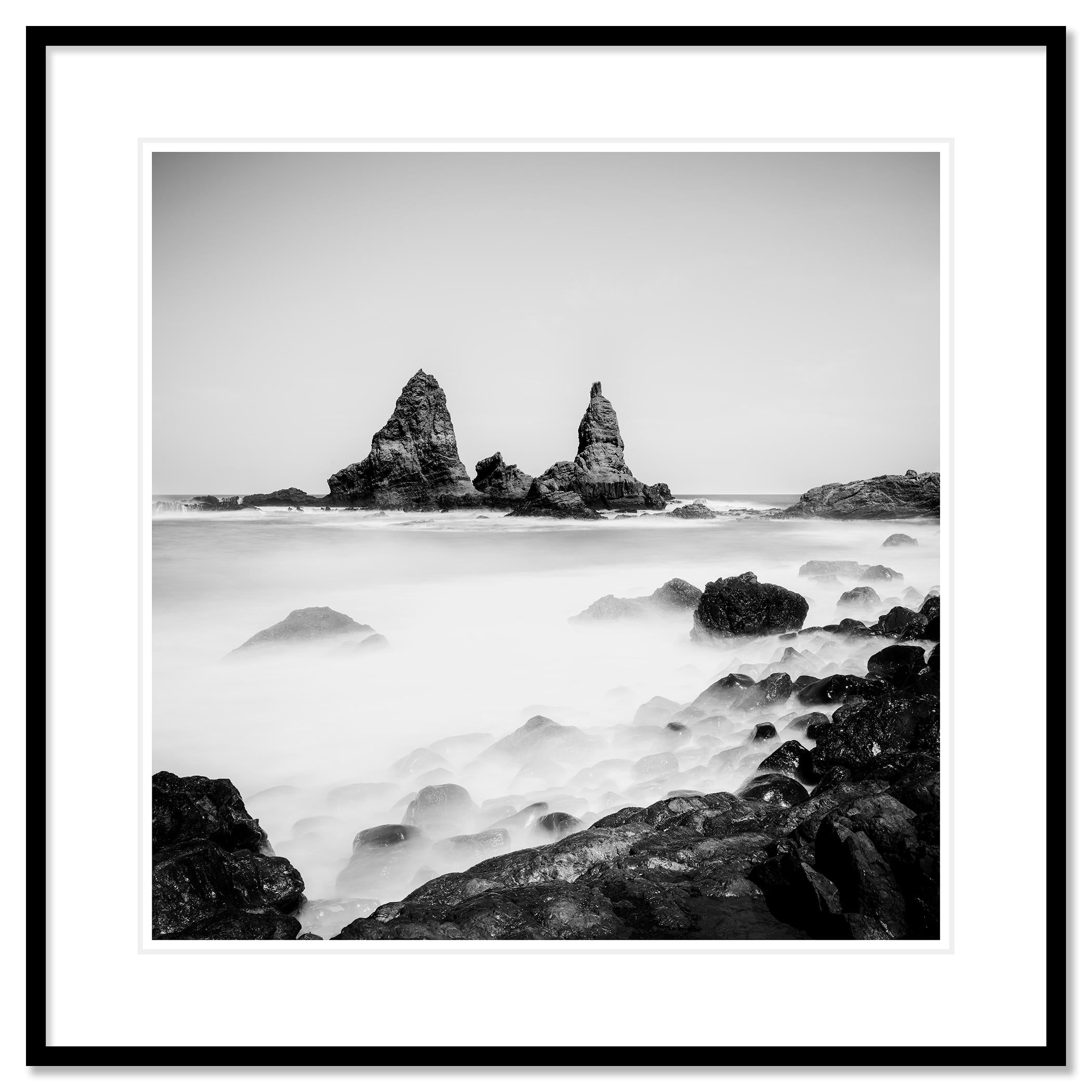 Roques de Arguamul Fels, Spanien, Schwarz-Weiß, Langzeitbelichtungs-Landschaftsfoto im Angebot 1