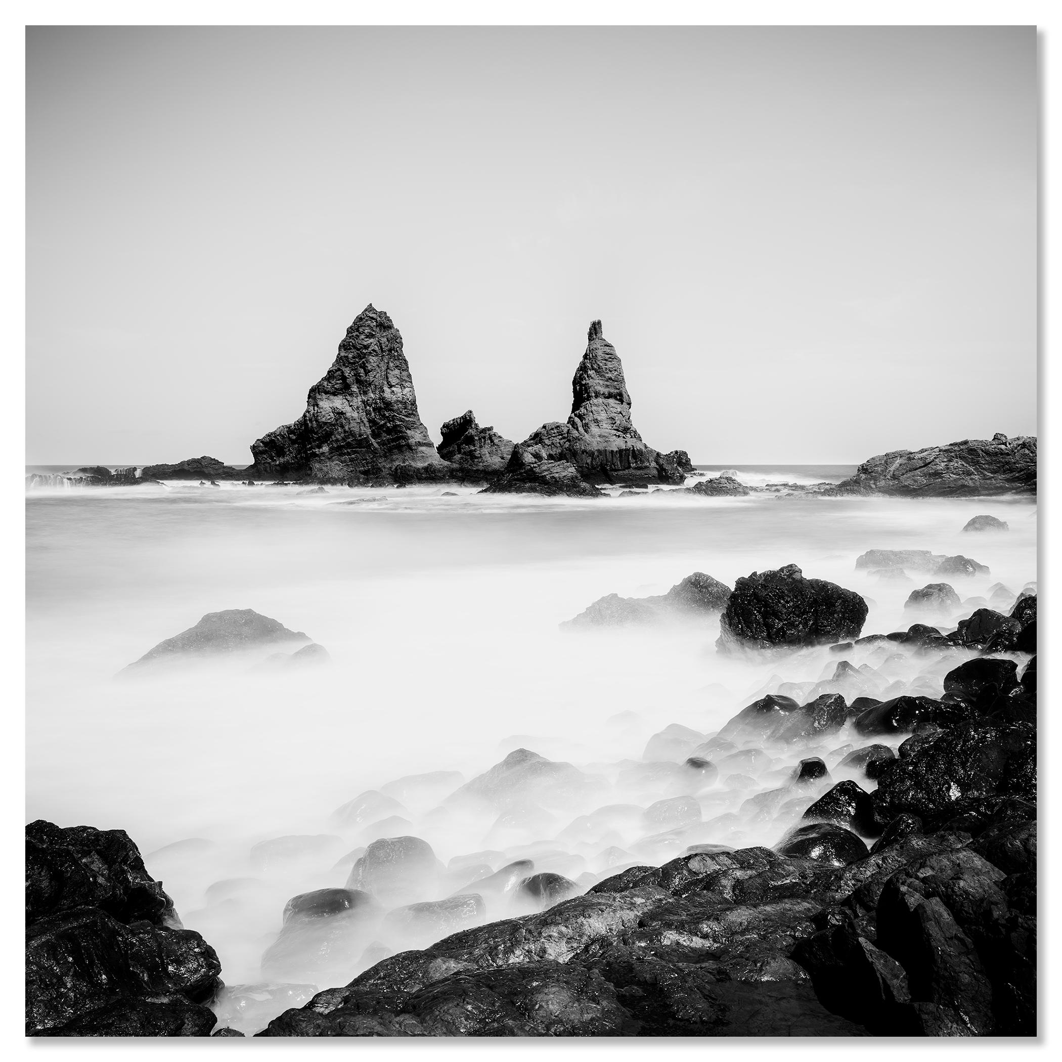 Roques de Arguamul Fels, Spanien, Schwarz-Weiß, Langzeitbelichtungs-Landschaftsfoto im Angebot 3