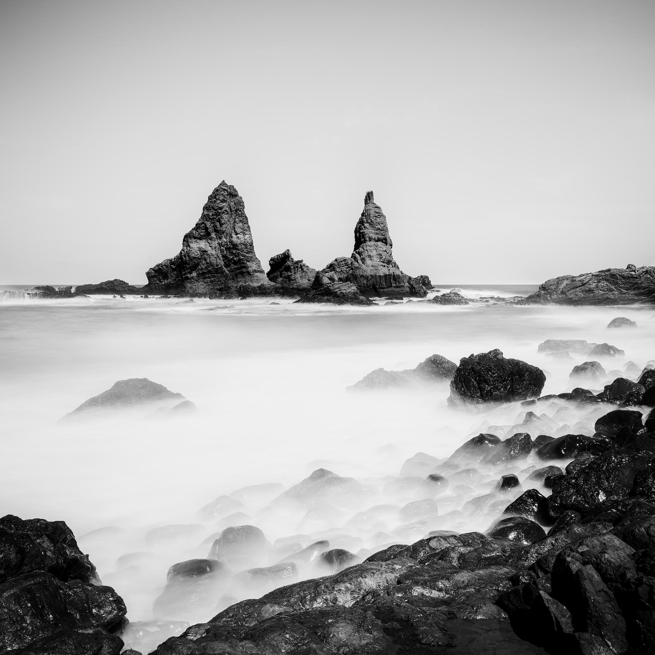Gerald Berghammer Landscape Photograph – Roques de Arguamul Fels, Spanien, Schwarz-Weiß, Langzeitbelichtungs-Landschaftsfoto