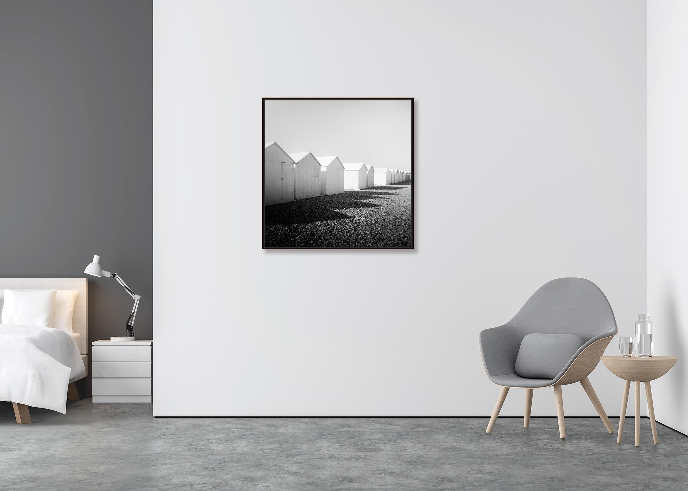 The Row of Whiting, plage rocheuse, noir et blanc, beaux-arts, photographie de paysage - Contemporain Photograph par Gerald Berghammer