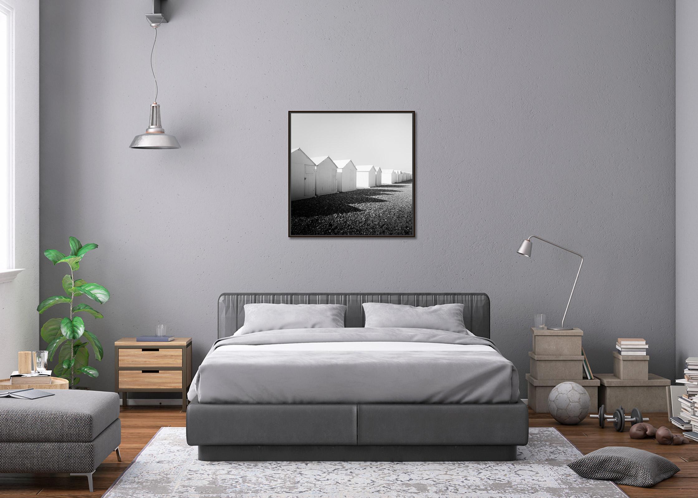 Fila de casetas de playa, playa rocosa, blanco y negro, bellas artes, fotografía de paisaje en venta 1