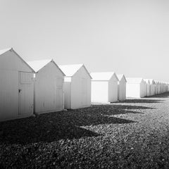 Row of Beach Huts, felsiger Strand, Schwarz-Weiß, Kunst, Landschaftsfotografie