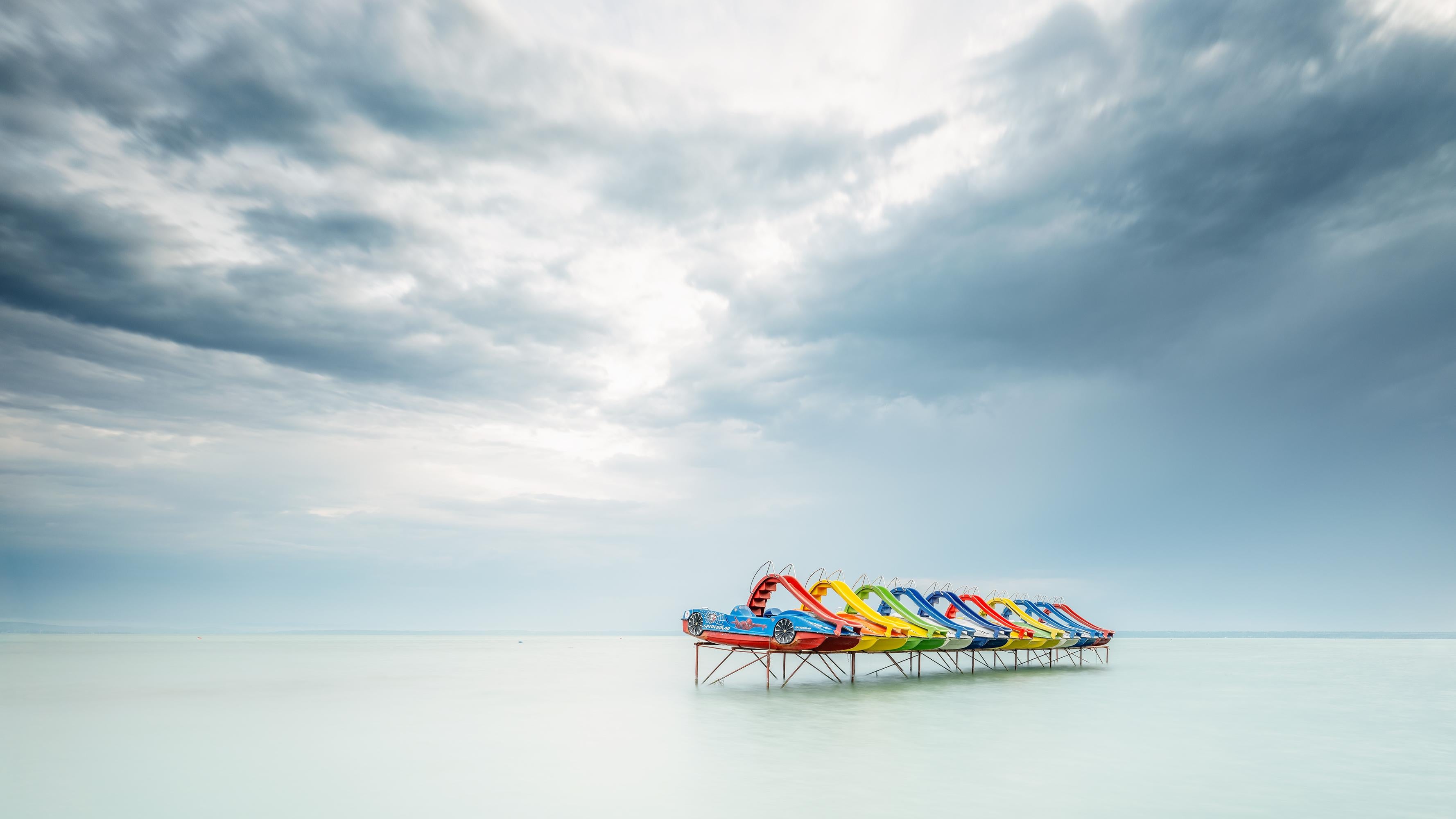 The Row of colourful pedal boats, Panorama – Farbfotografie in limitierter Auflage