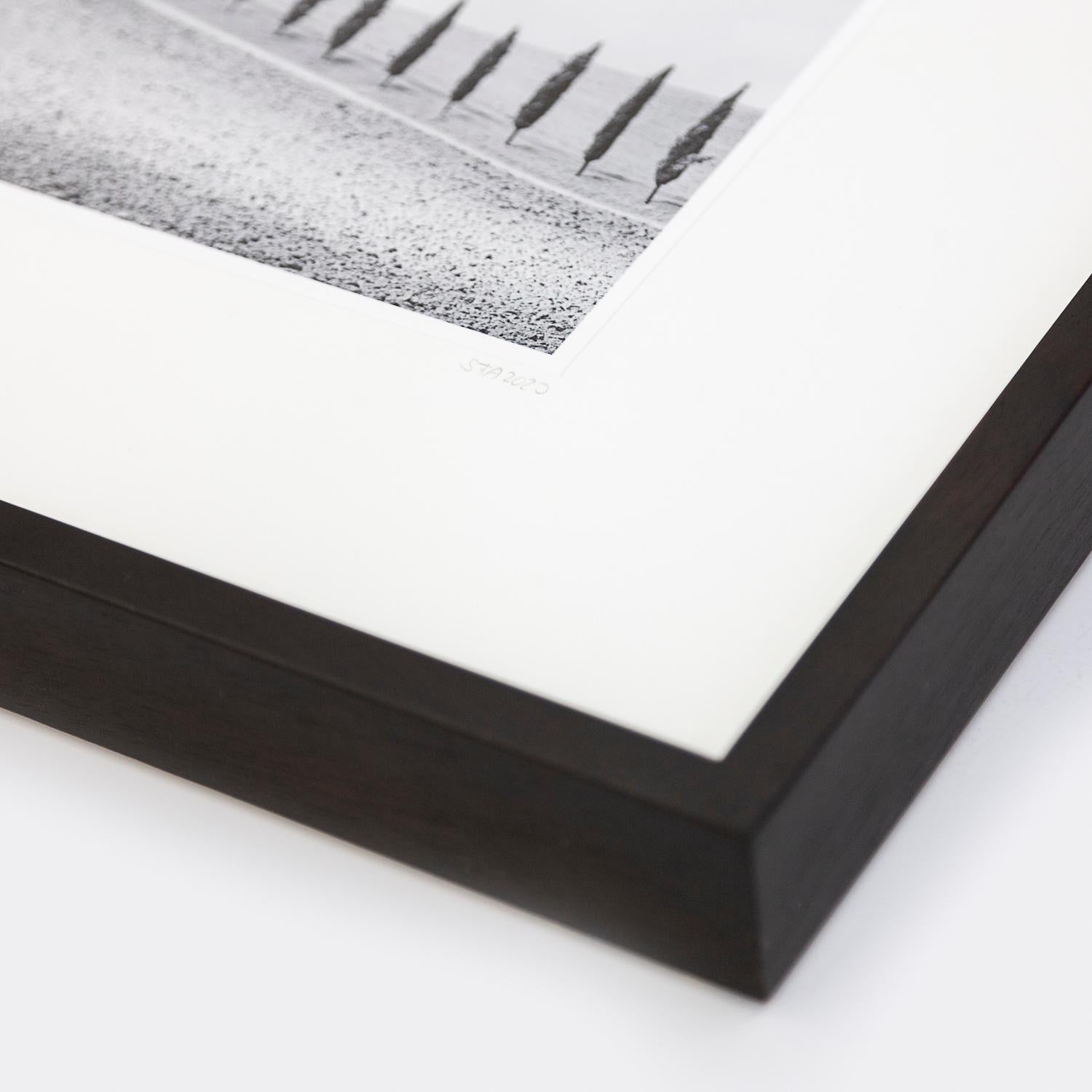 Gerald Berghammer - Edición limitada 1/9 Impresión en tinta de pigmento de archivo, Impreso en 2020. Firmado, numerado y fechado por Artis. Marco de madera hecho a mano, marrón oscuro, Passepartout de archivo blanco natural, cristal blanco