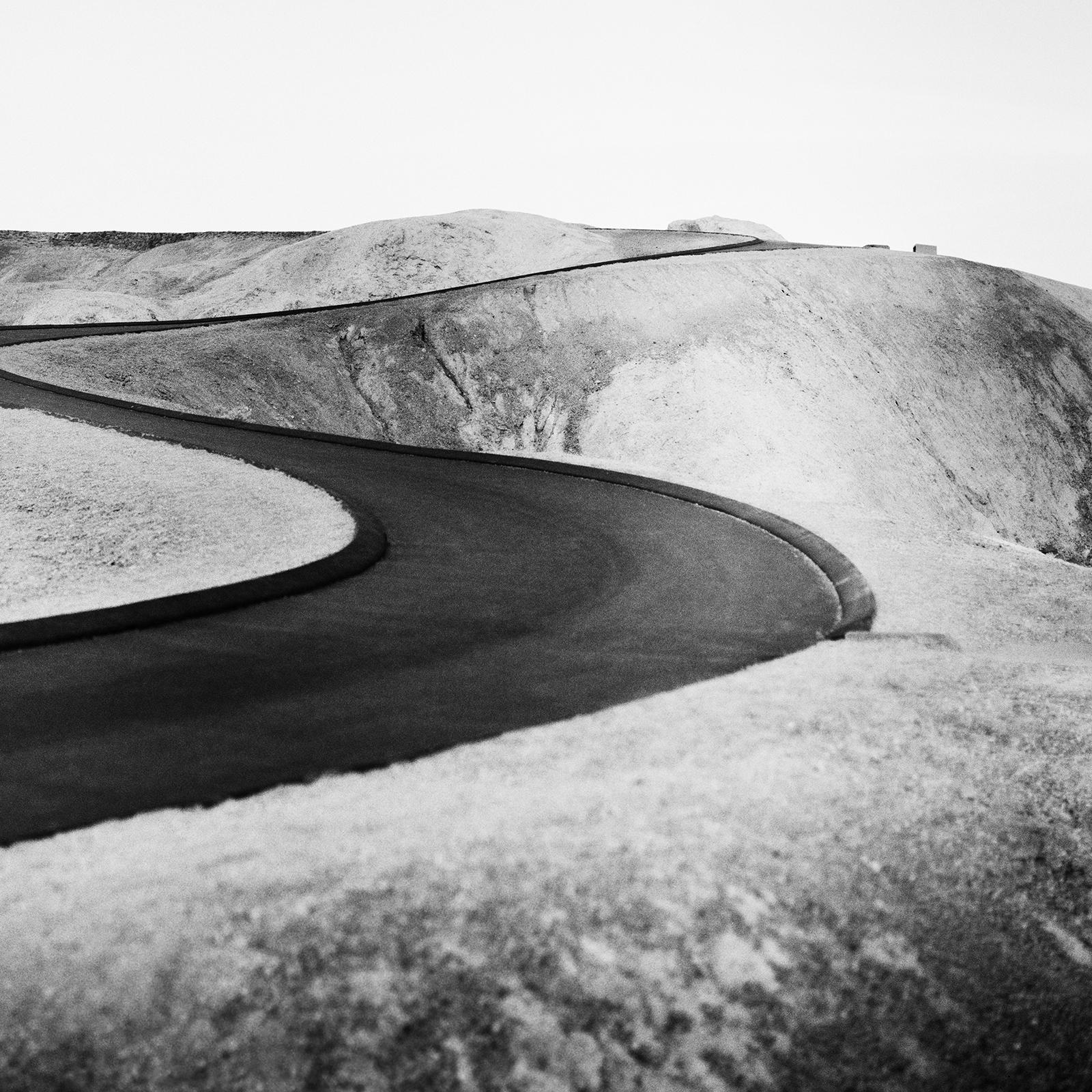 S Curve Shaped Road, Death Valley, Kalifornien, USA, Schwarz-Weiß-Landschaft im Angebot 3