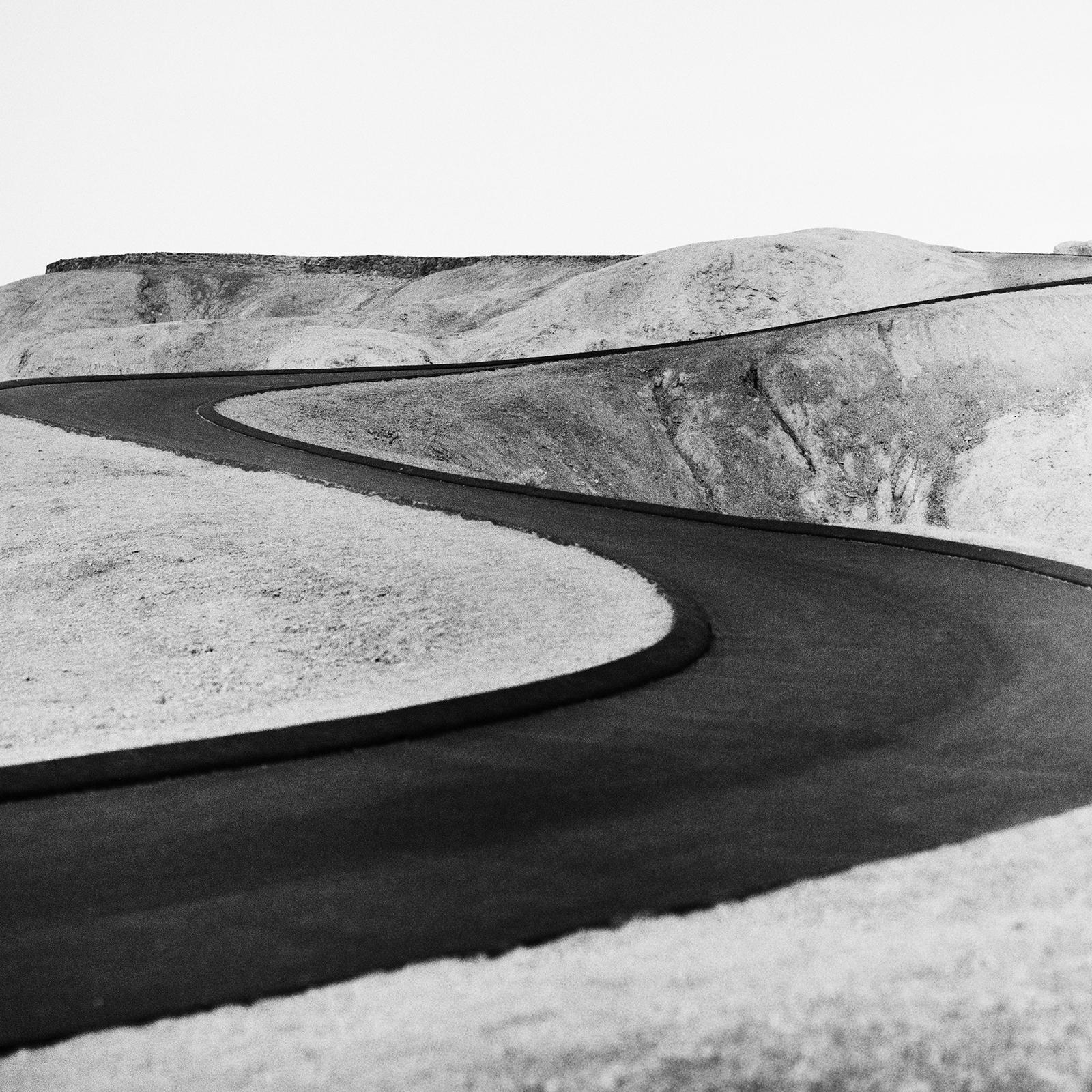 S Curve Shaped Road, Death Valley, Kalifornien, USA, Schwarz-Weiß-Landschaft im Angebot 4