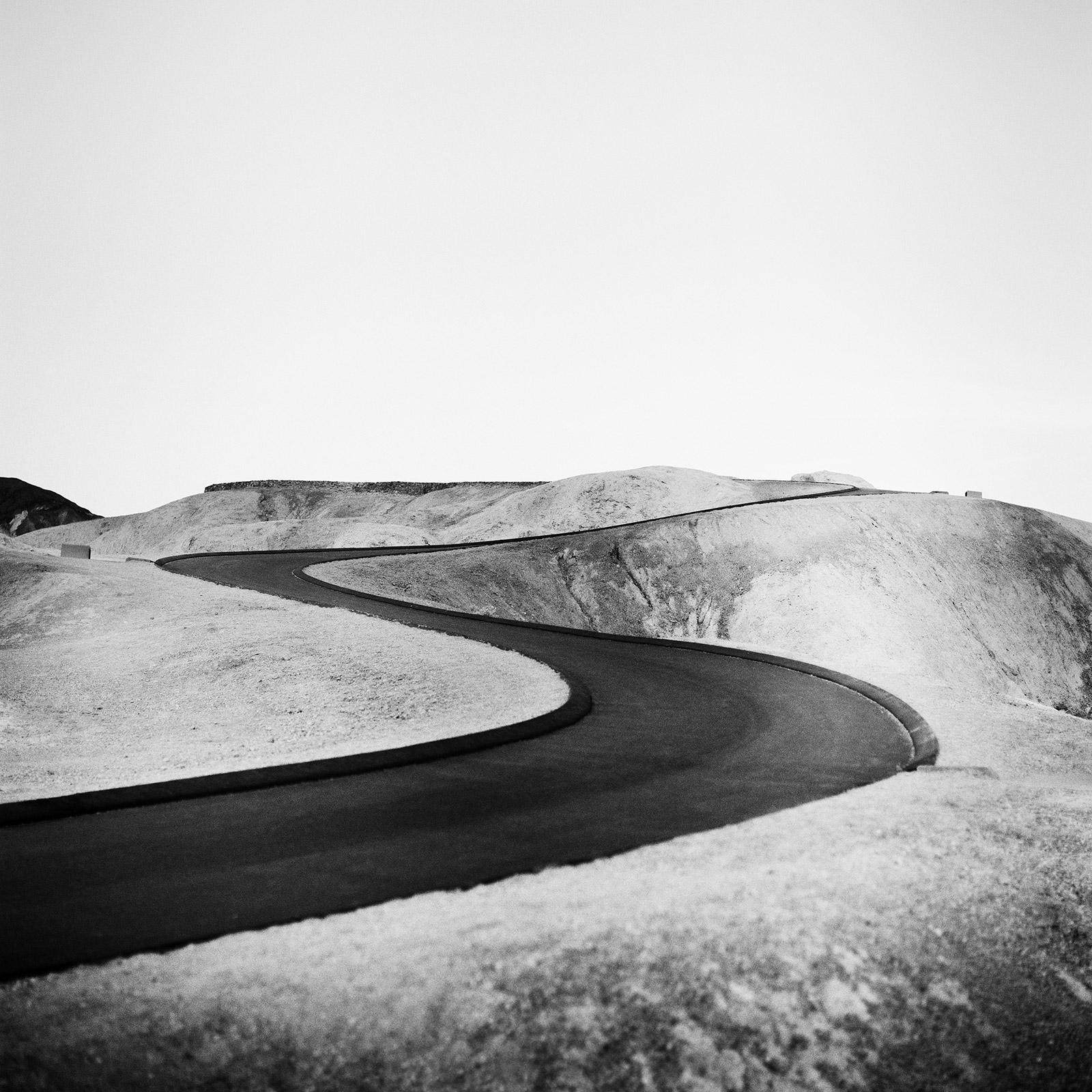 Gerald Berghammer Black and White Photograph – S Curve Shaped Road, Death Valley, Kalifornien, USA, Schwarz-Weiß-Landschaft