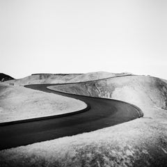 Route en forme de courbe en S, S.S. White, Californie, USA, paysage en noir et blanc