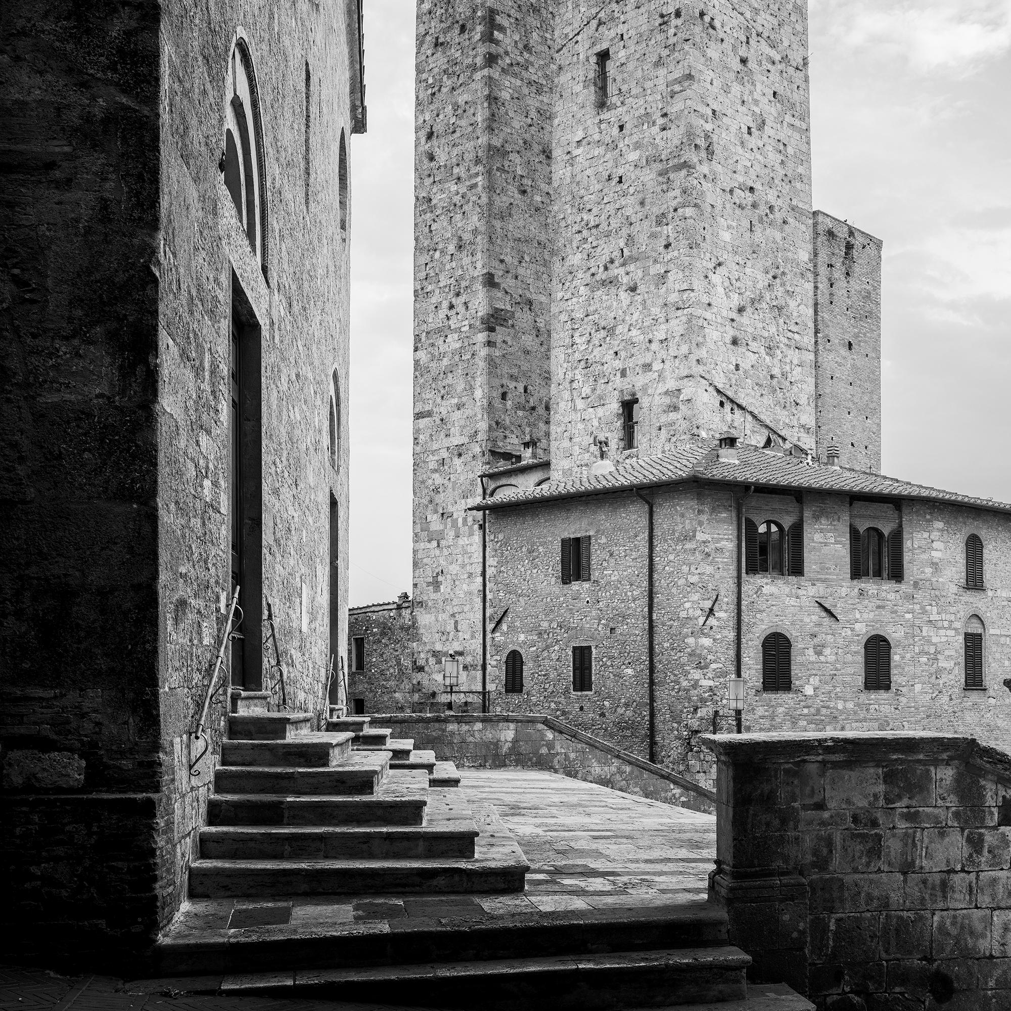 San Gimignano, centre historique, Toscane, photographie de paysage en noir et blanc en vente 5