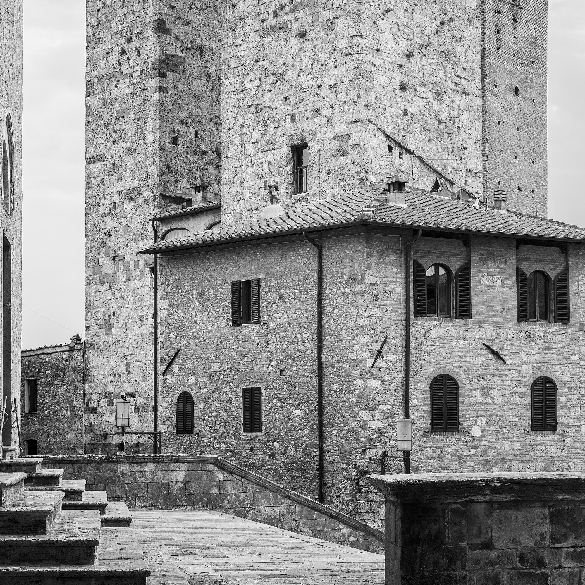 San Gimignano, centre historique, Toscane, photographie de paysage en noir et blanc en vente 6